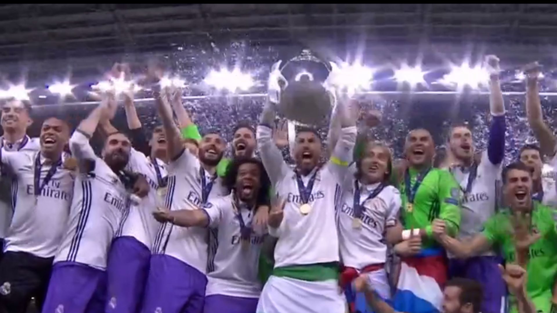 sergio ramos levanta la copa