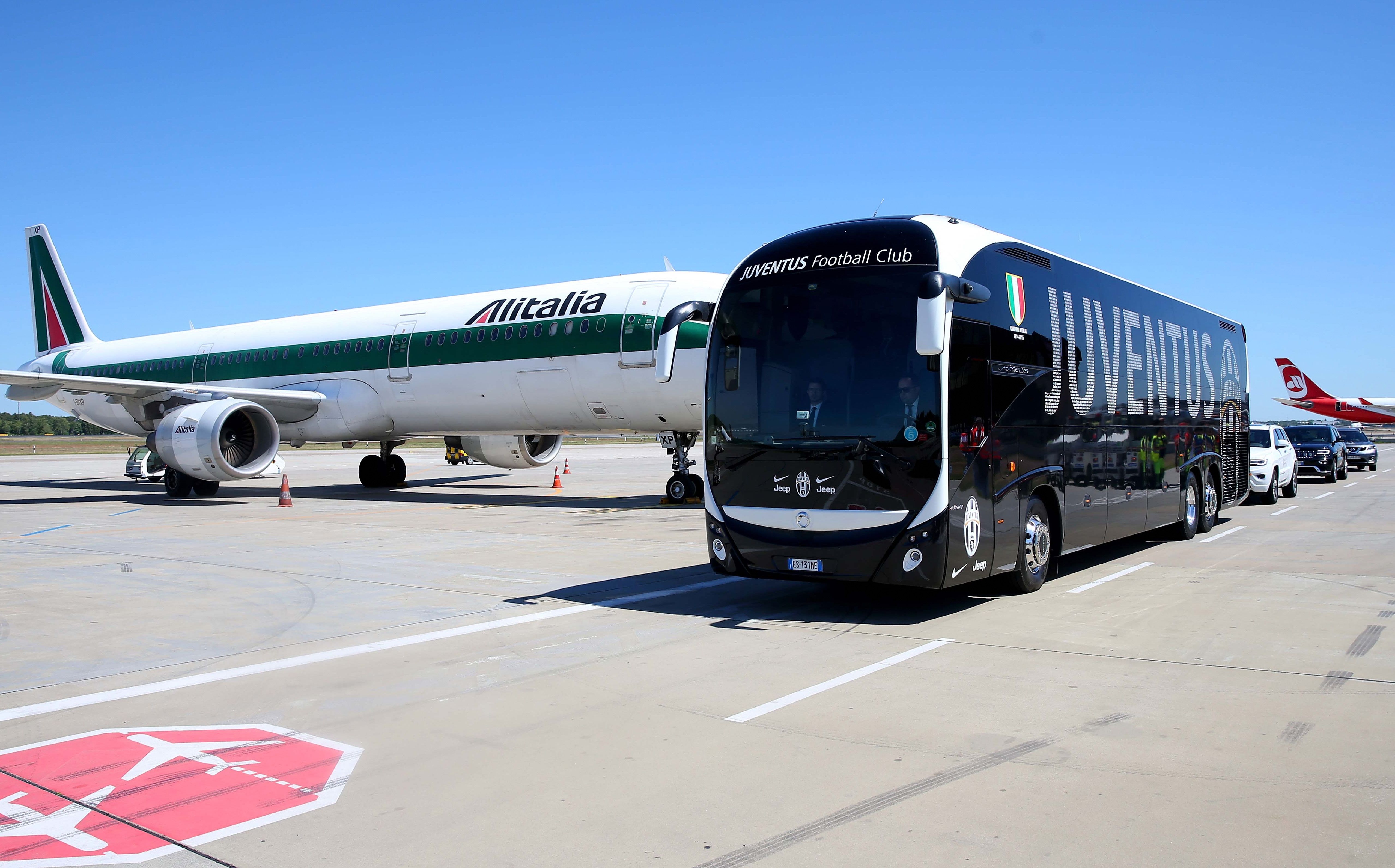 El bus de Juventus saliendo del aeropuerto de Berlín.