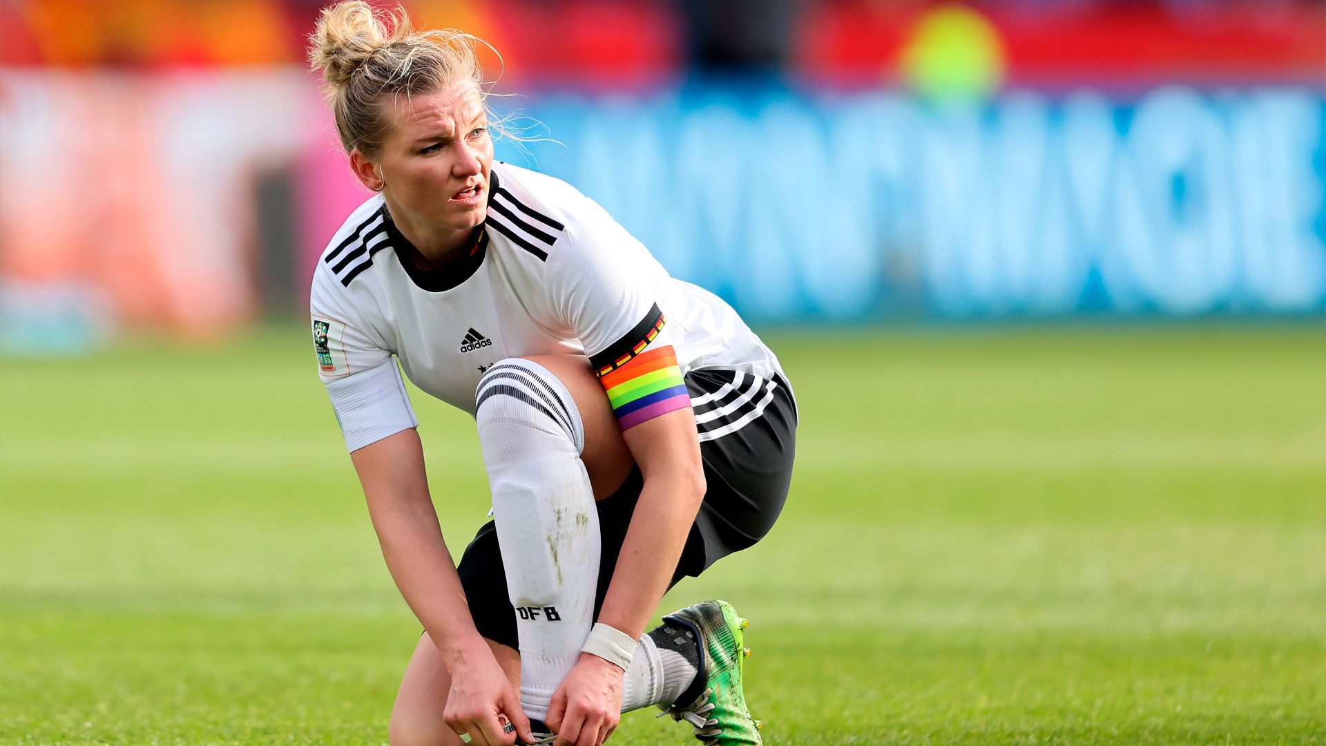 alexandra popp kapitänin deutsche nationalmannschaft bindet sich die schuhe 2022