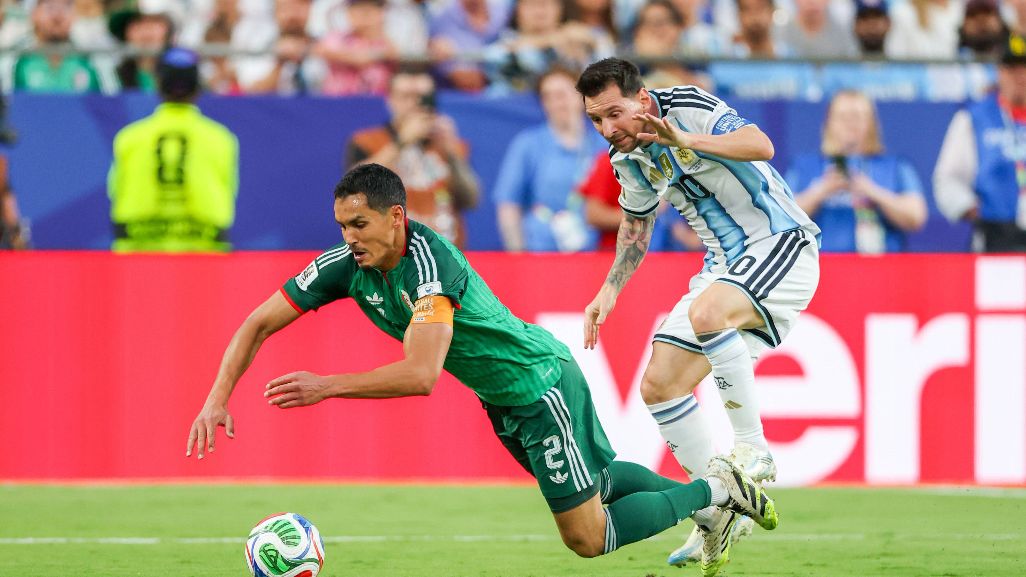 Aissa Mandi Lionel Messi 