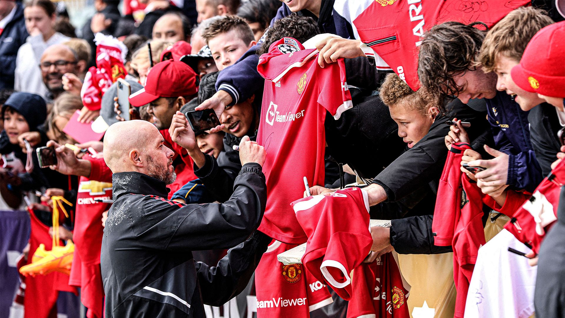 Erik ten Hag sign autographs 2022-23