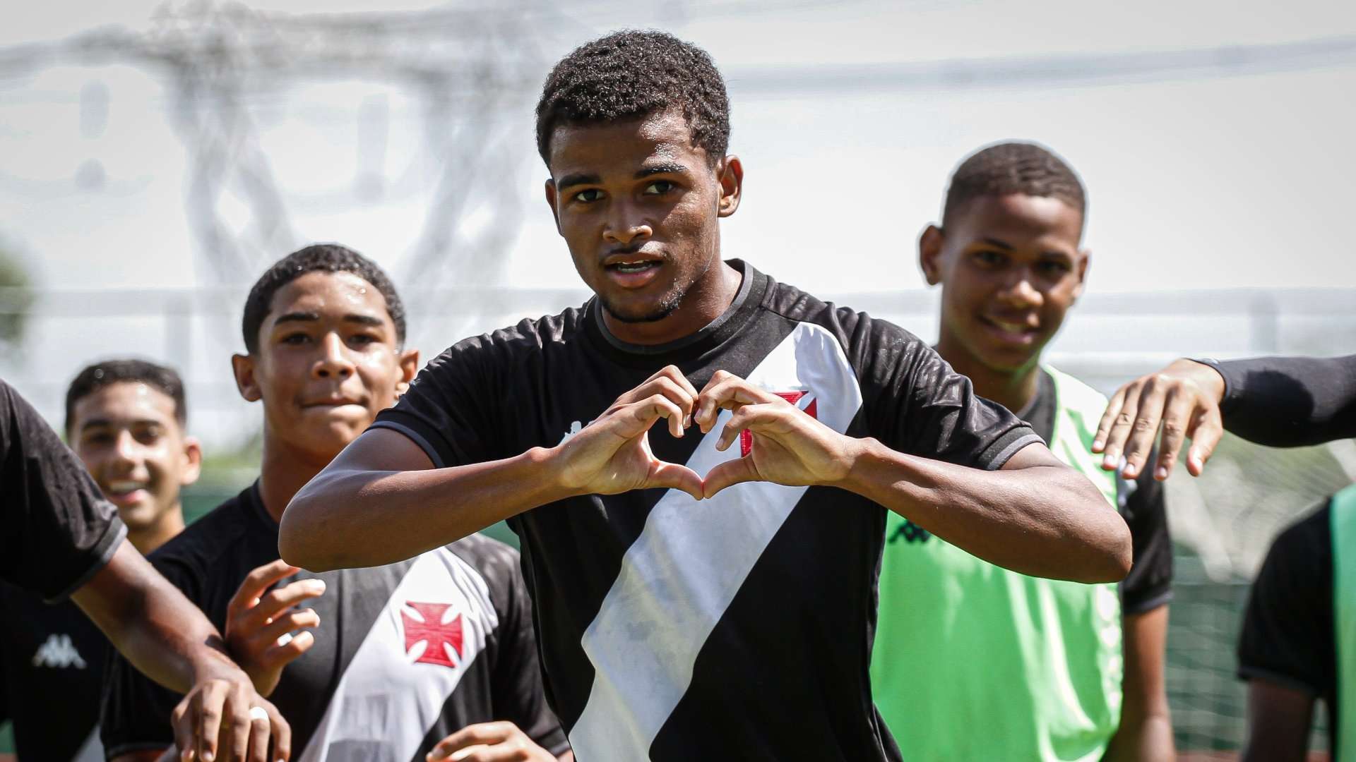 Jogador do Vasco sub-17 comemora gol pela Copa Rio da categoria, 2023