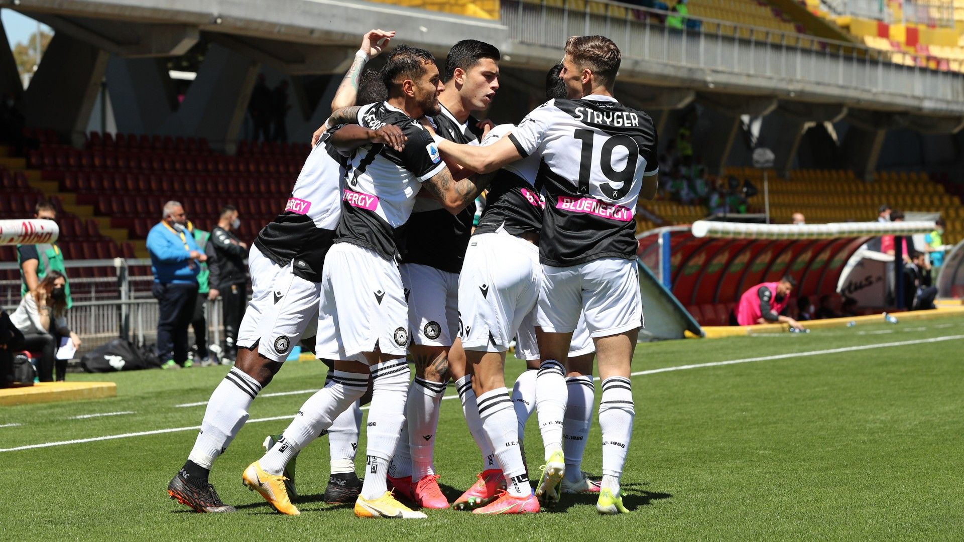 Udinese celebrating Benevento