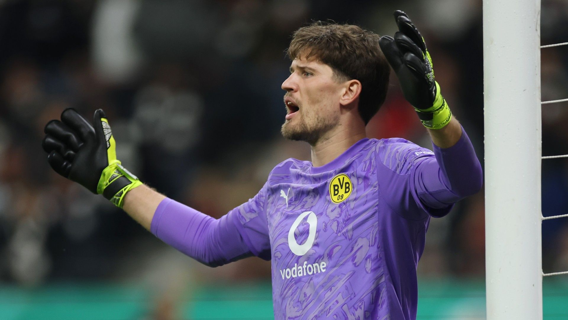Gregor Kobel of Borussia Dortmund reacts