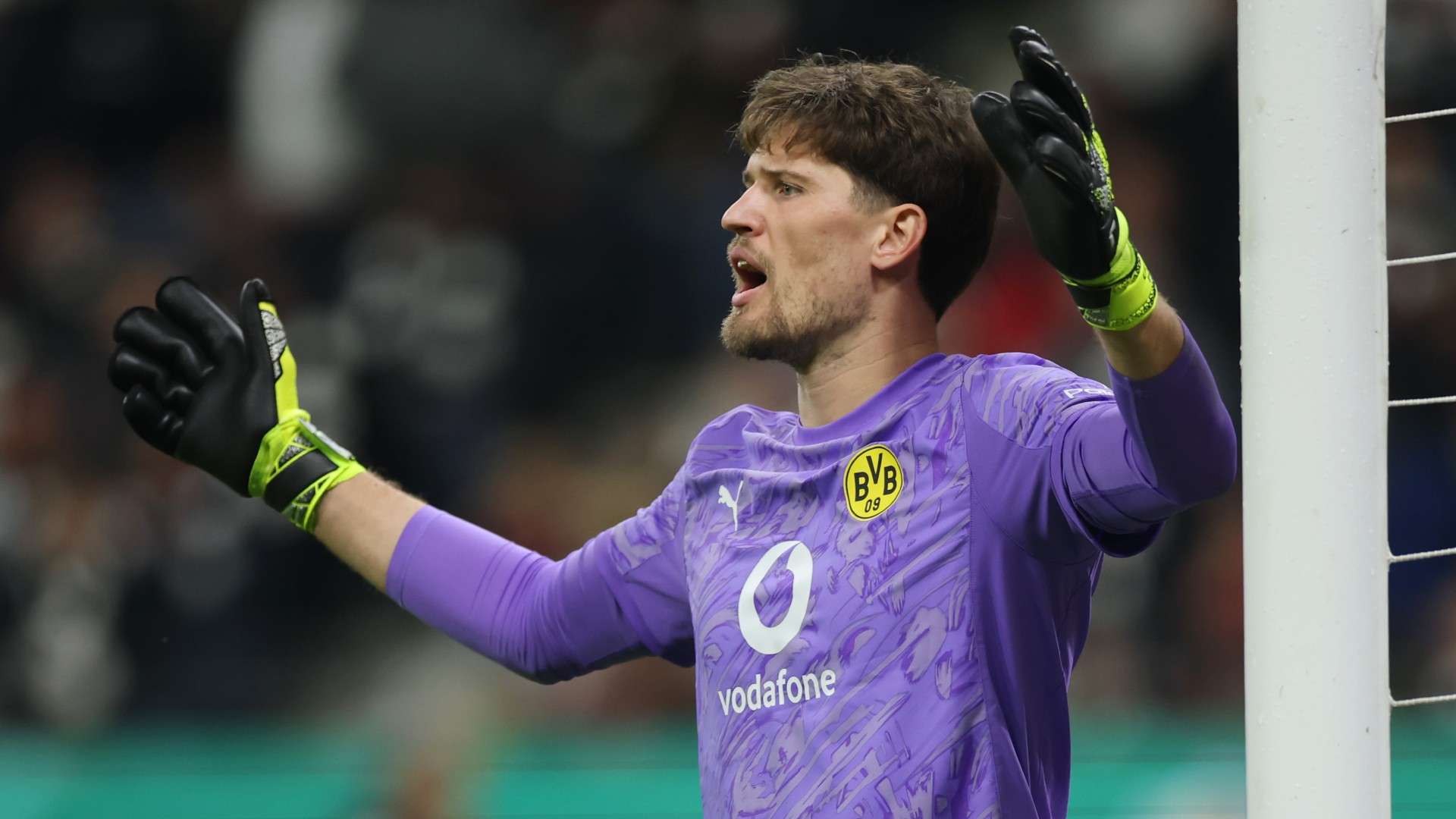 Gregor Kobel of Borussia Dortmund reacts