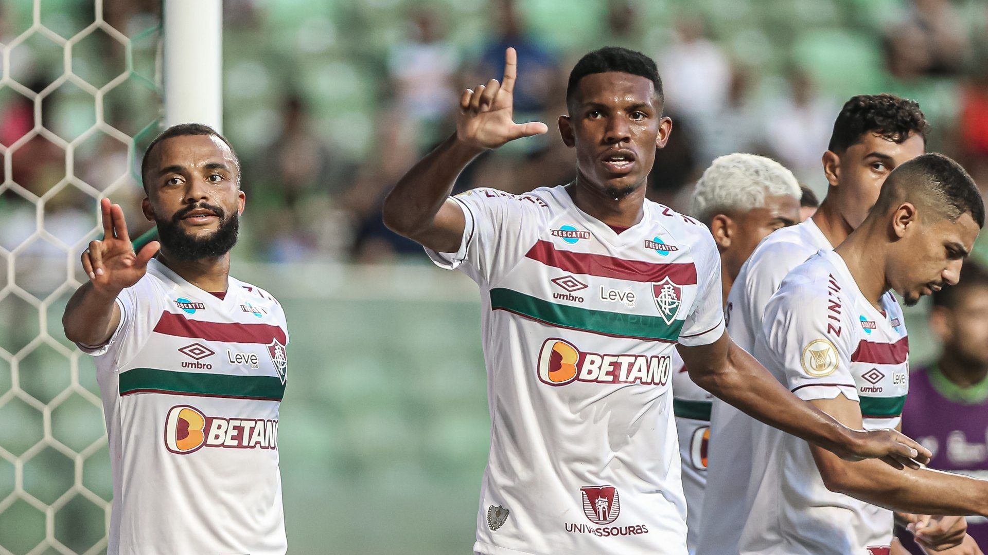 Lelê comemora gol pelo Fluminense fazendo o 'L' ao lado de Samuel Xavier, pelo Brasileirão 2023