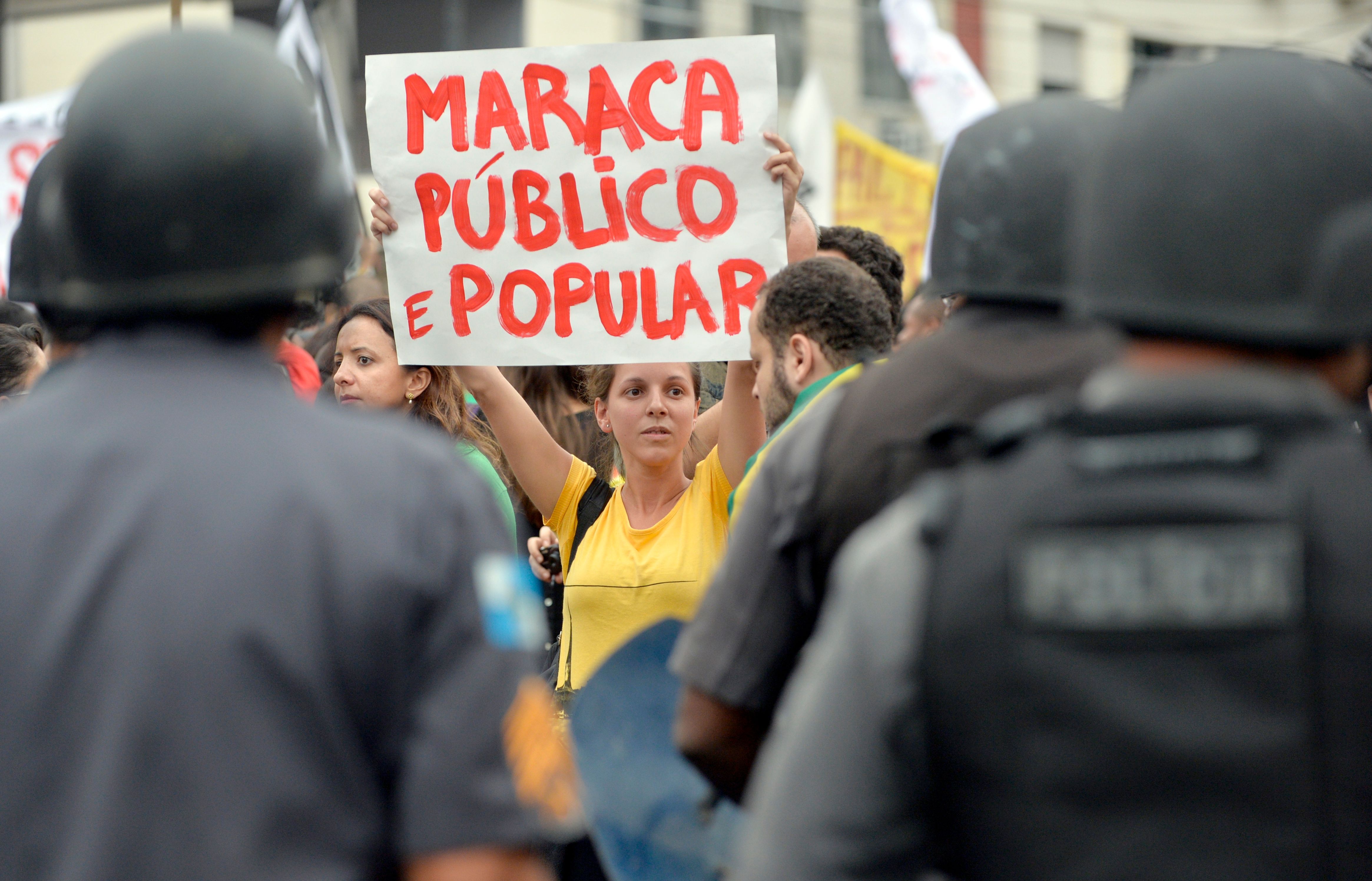 Manifestante pede "Maracanã público e popular" em protesto na Copa das Confederações de 2013