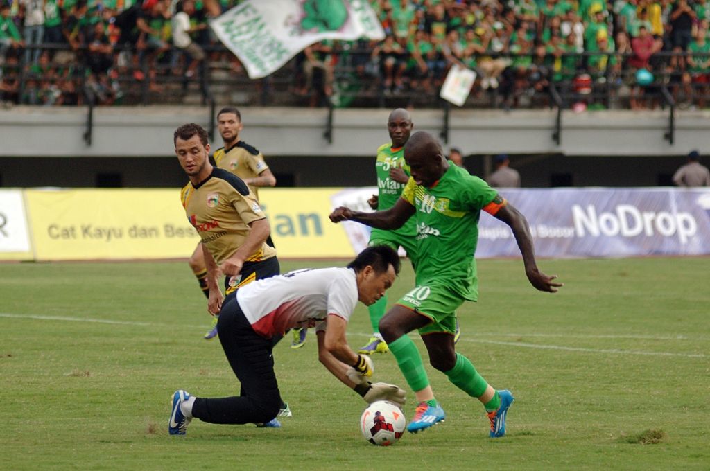 GREG NWOKOLO JOICE SORONGAN - PERSEBAYA MITRA KUKAR