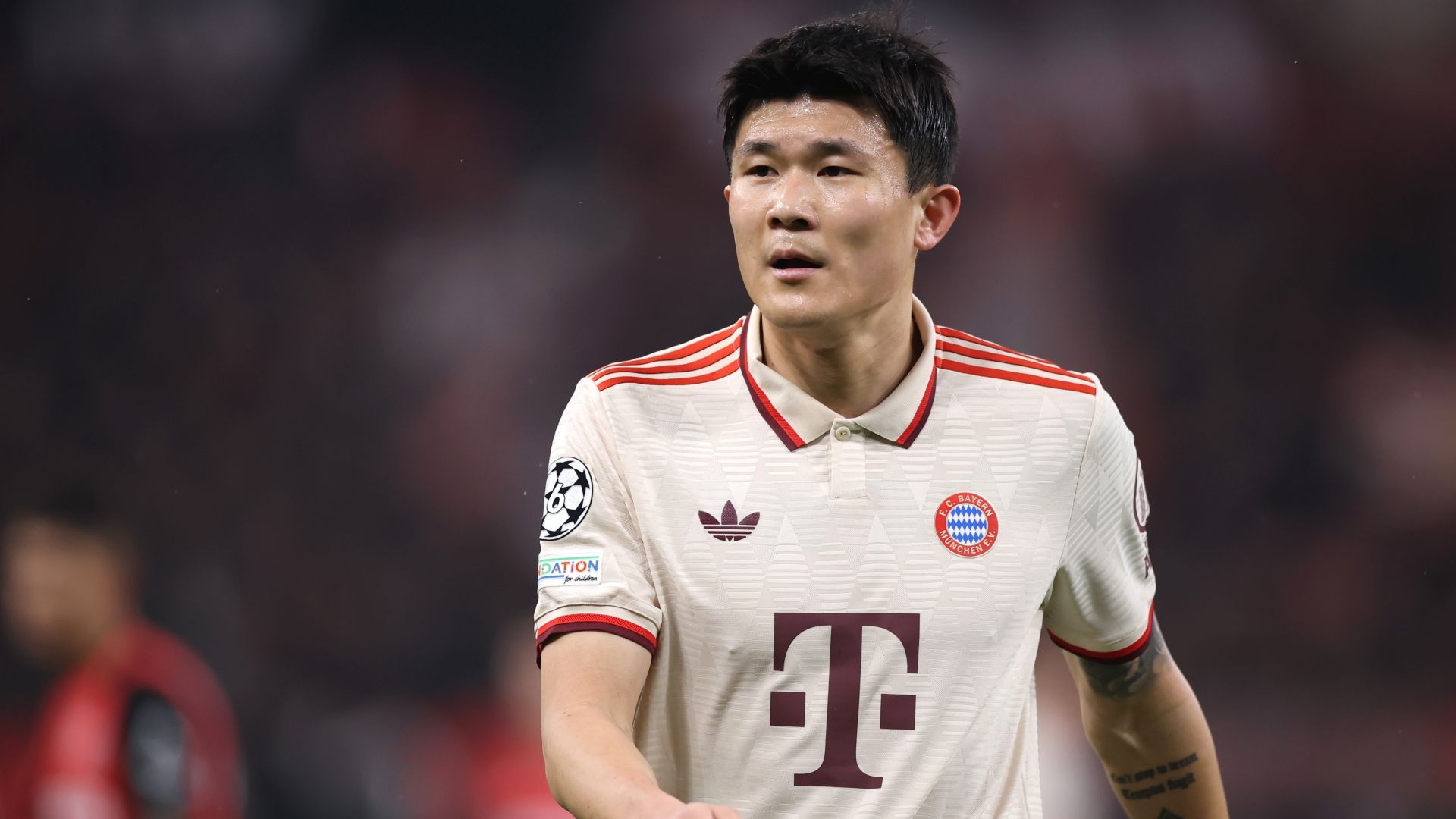 バイエルンDF伊藤洋輝がCB出場も？ キム・ミンジェが数週間離脱