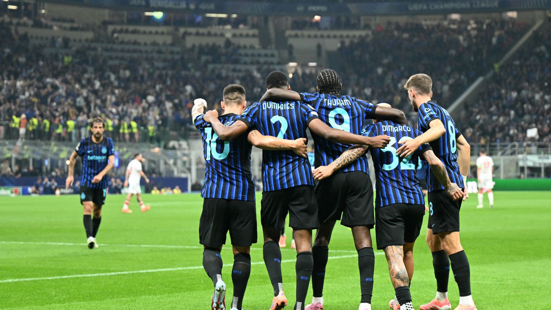 Inter players celebrating Inter Slavia Praga Champions League