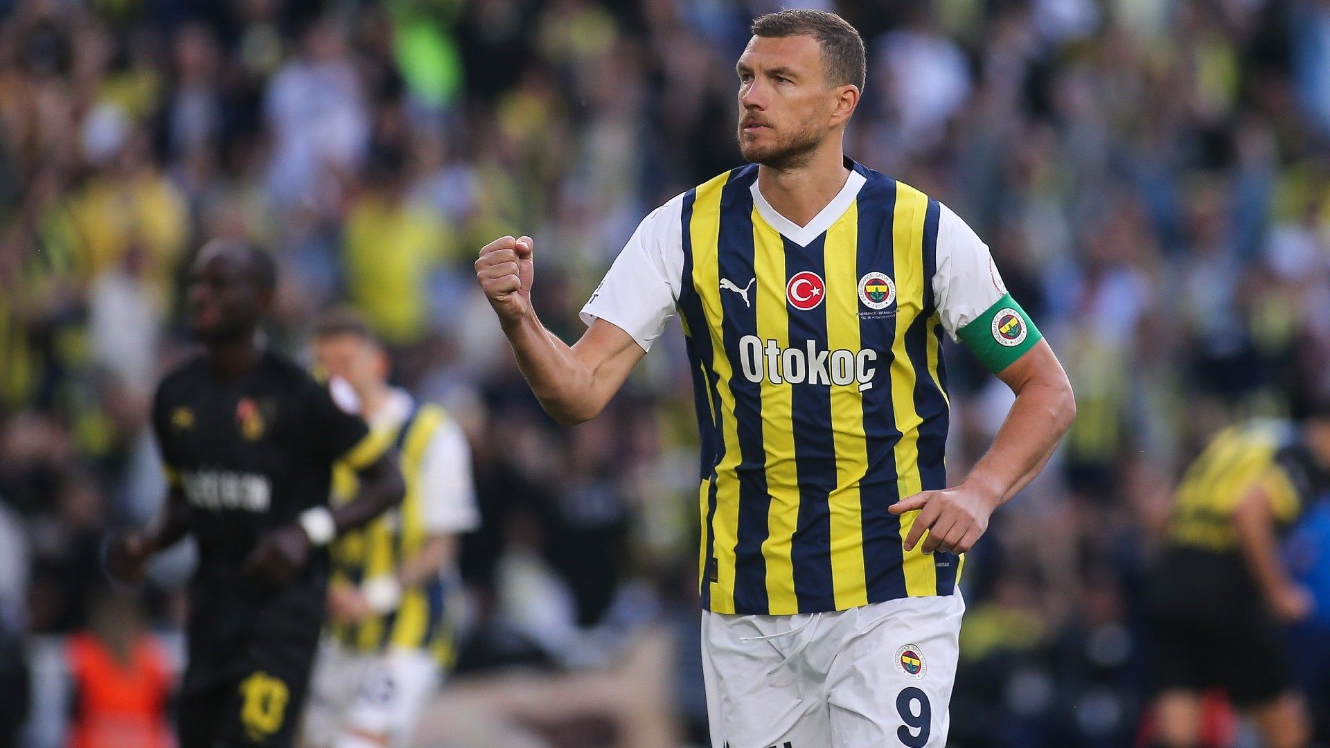 Edin Dzeko of Fenerbahce celebrates