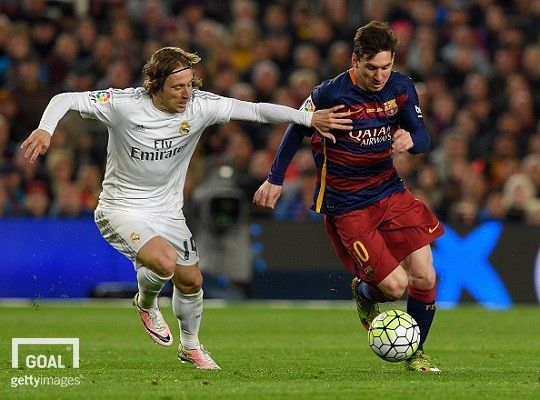 레알 마드리드 미드필더 모드리치(좌)와 FC바르셀로나 공격수 메시(우). 사진=게티이미지