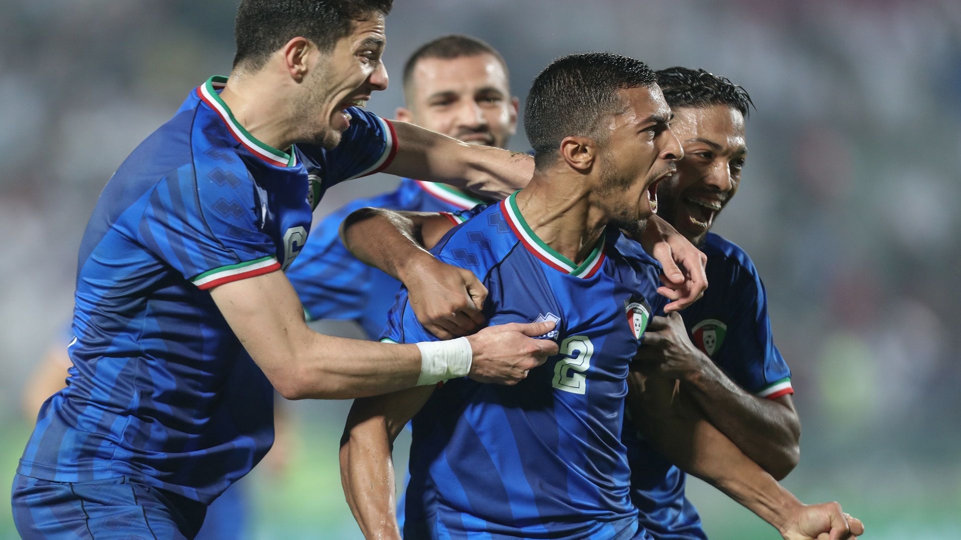 فرحة لاعبي الكويت بعد الهدف الثاني في مرمى السعودية