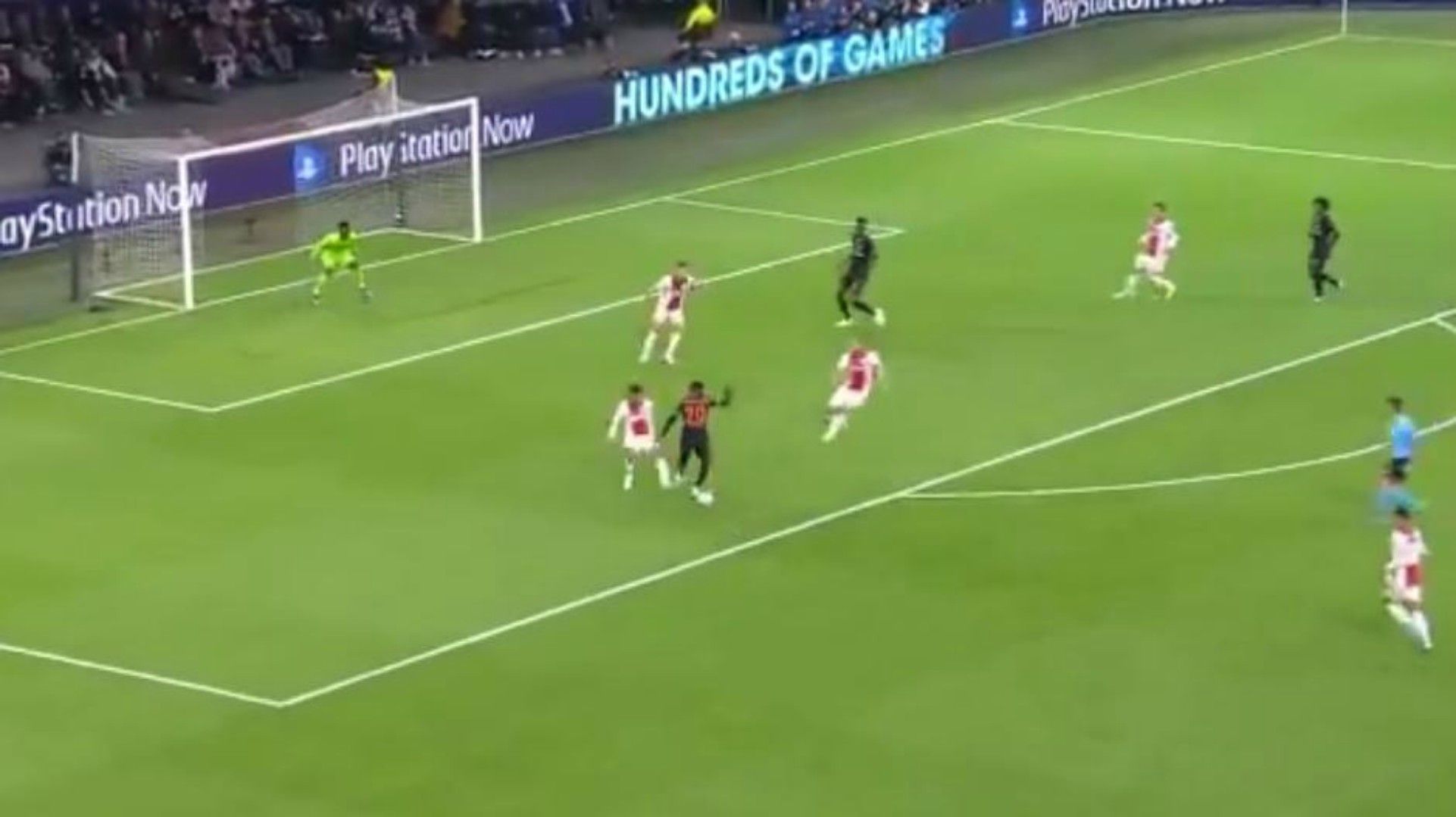 Edson Álvarez salvada