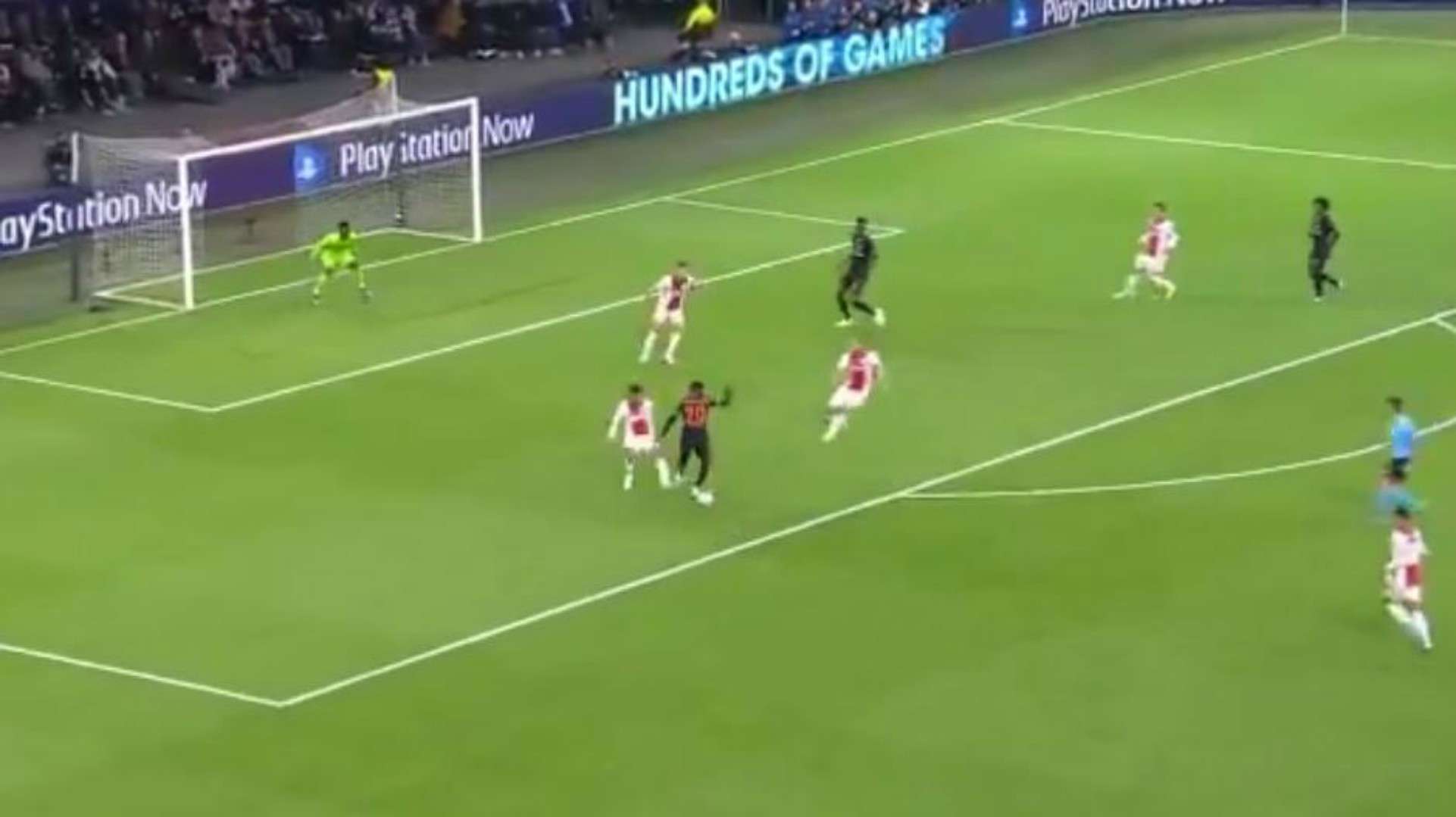 Edson Álvarez salvada