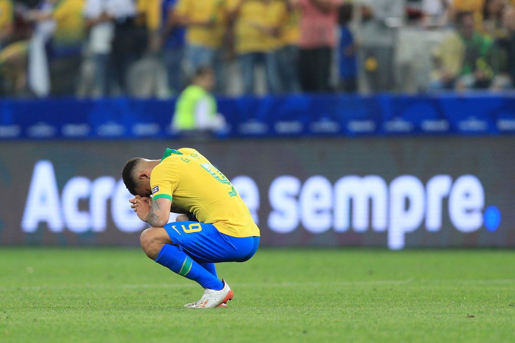 Gabriel Jesus se lamenta após perder pênalti contra o Peru