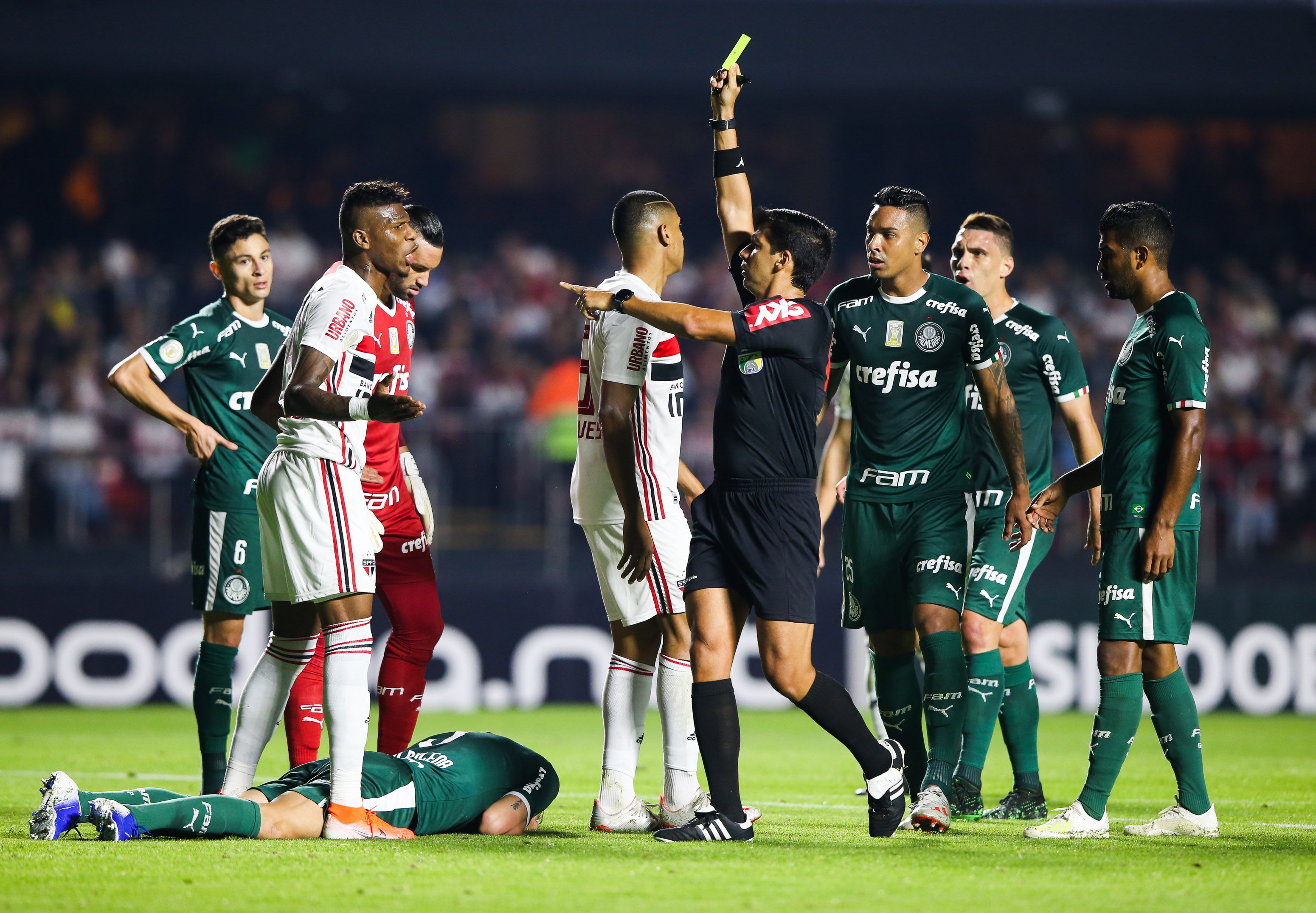 Arboleda Palmeiras Cartão Amarelo