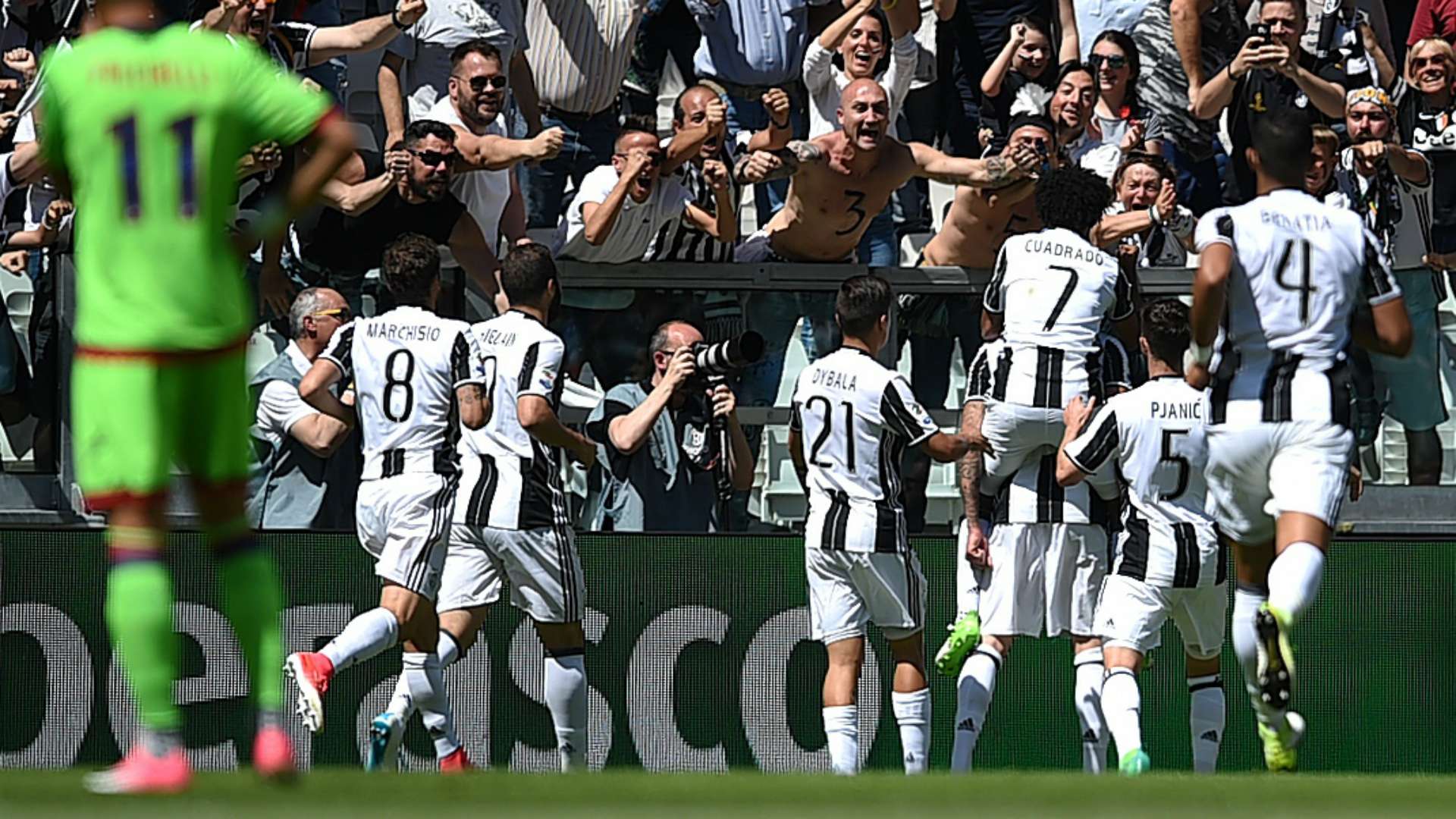 Juventus Crotone celebrating Serie A