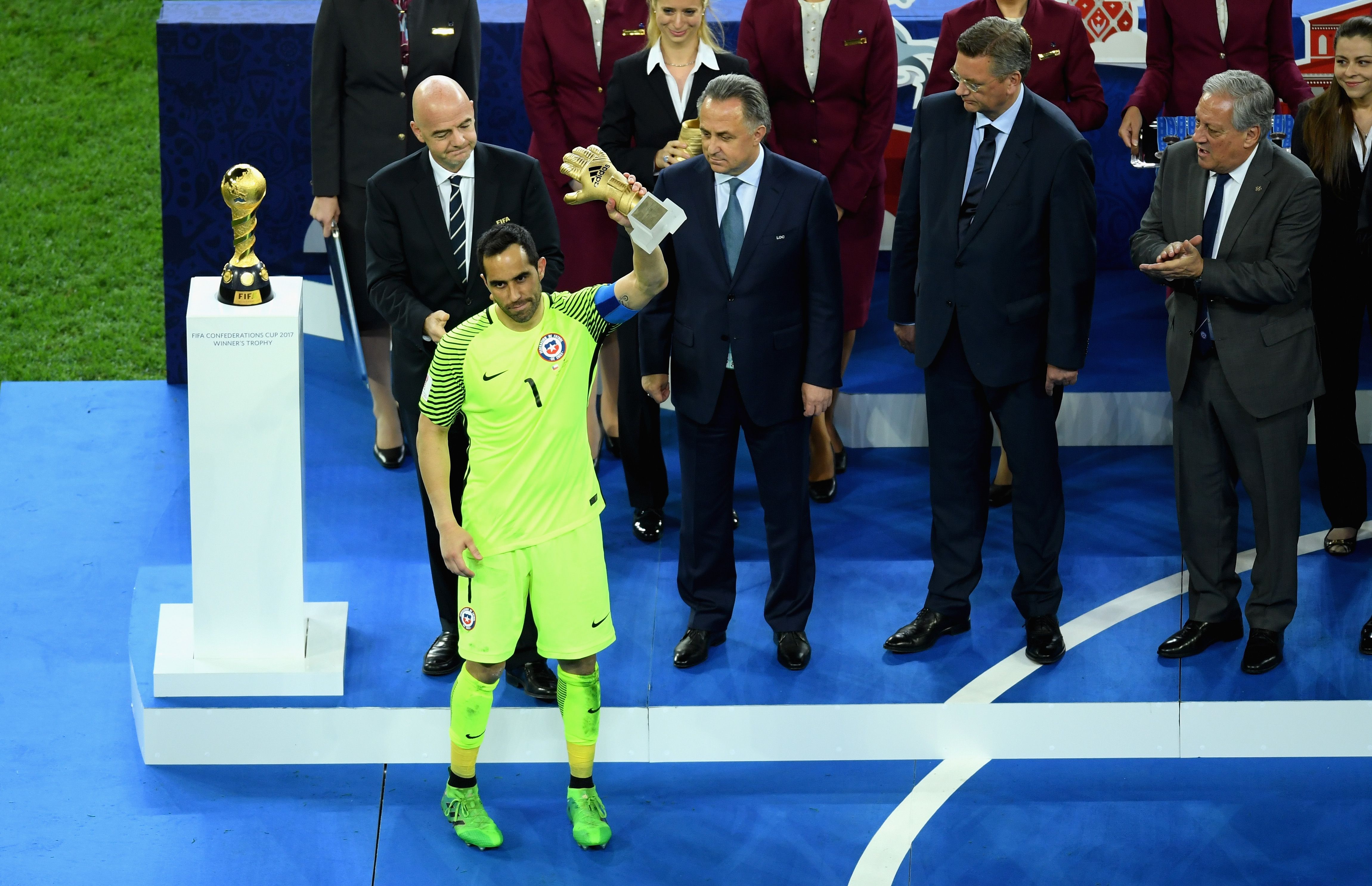 Claudio Bravo, guantes de oro. Chile Alemania 02072017