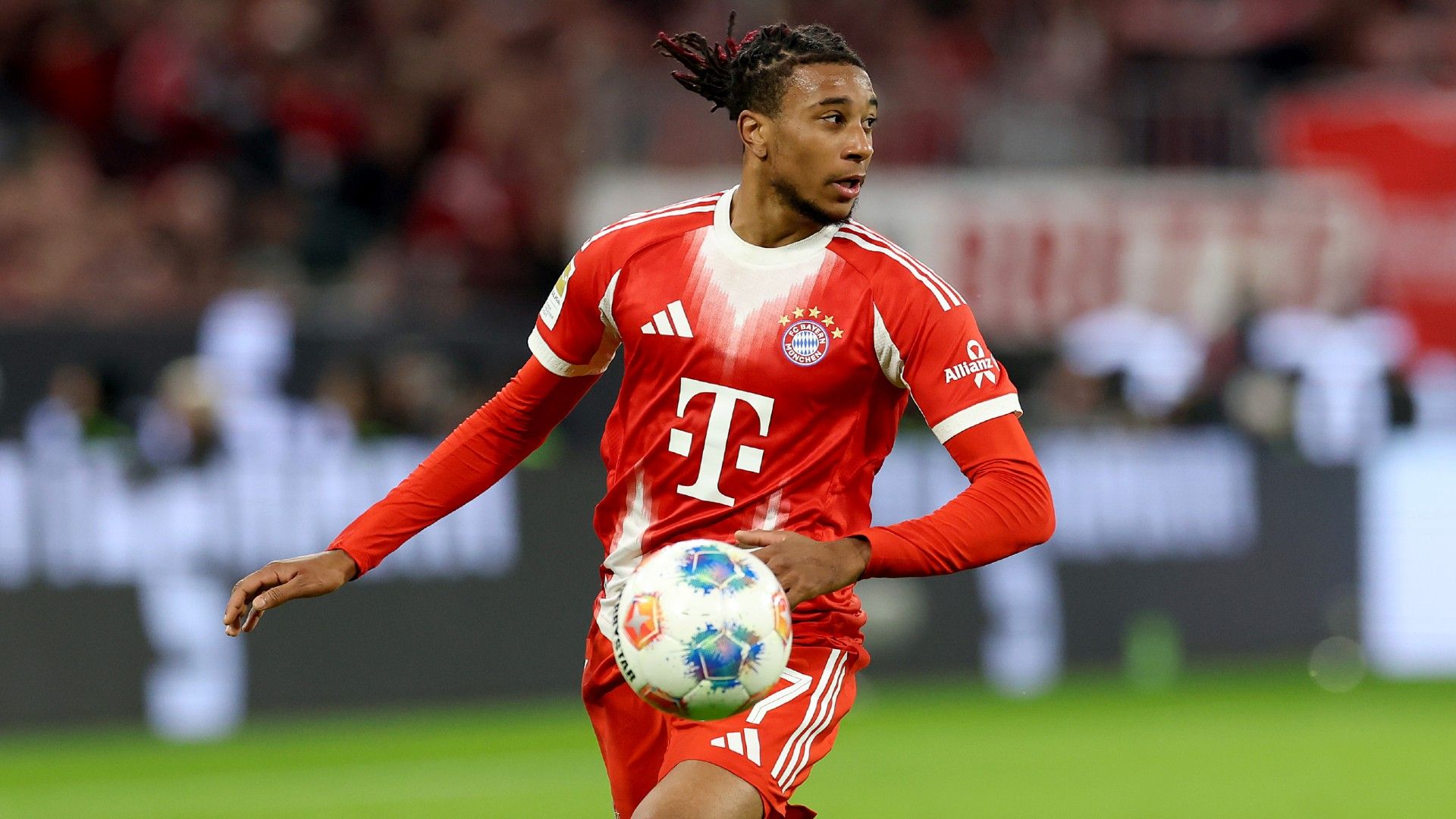 Michael Olise of FC Bayern München runs with the ball 