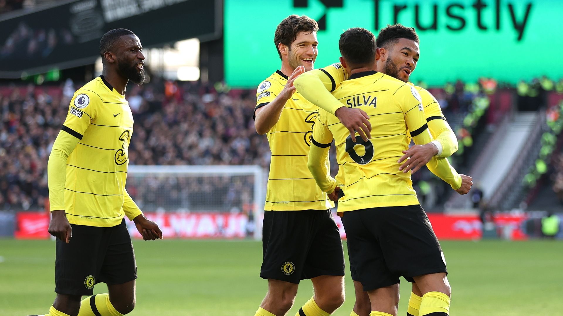 Chelsea celebrate Thiago Silva goal at West Ham 2021-22