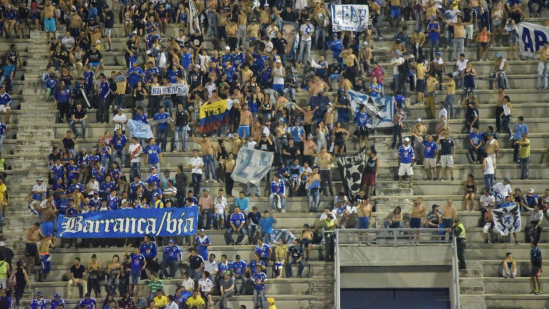 Hinchada de Millonarios en Barrancabermeja