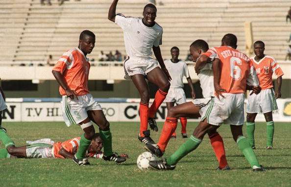 Zambian players playing against Ivory Coast in Afcon 1992