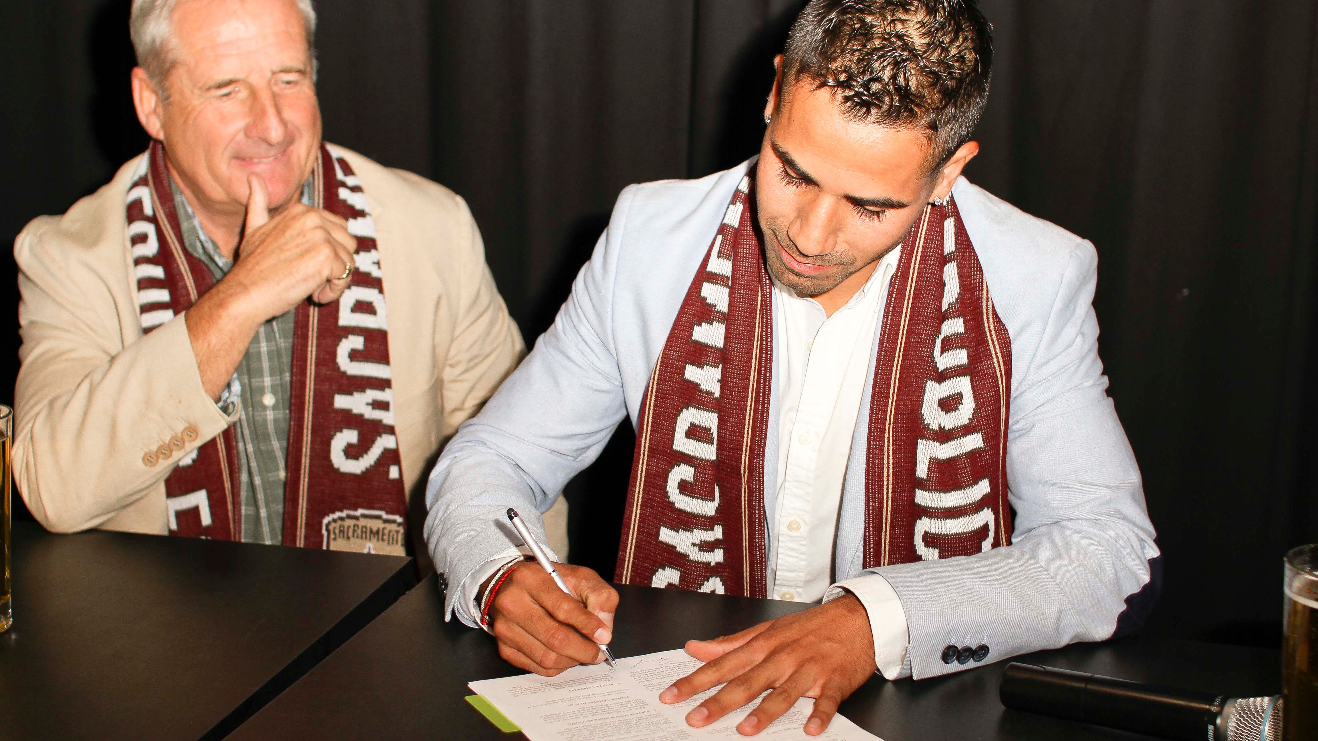 Rodrigo Lopez signs contract