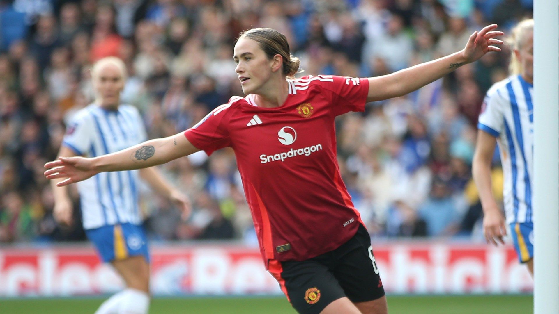 VIDEO: What a finish! Lionesses star Grace Clinton sits Roma goalkeeper down with winning goal as Man Utd kick off World Sevens Football tournament with victory | Goal.com UK