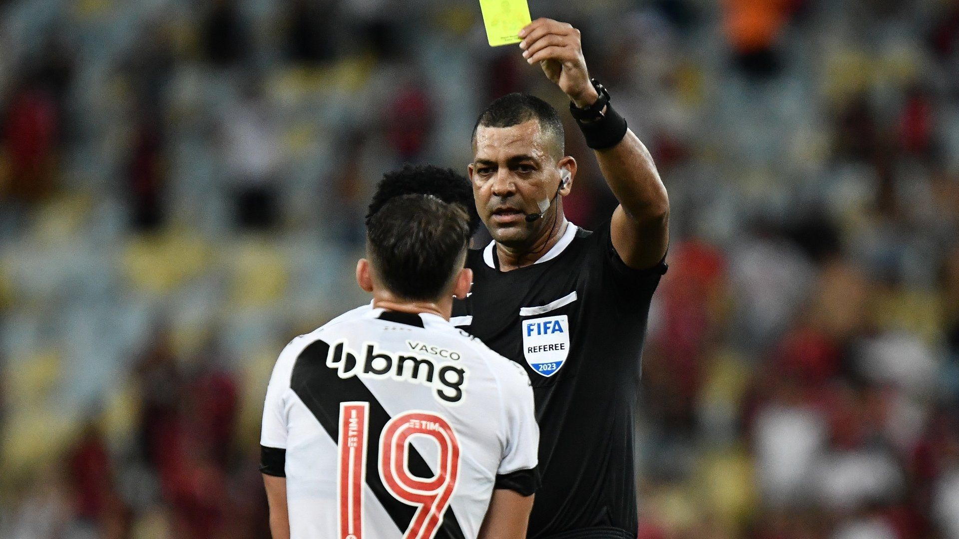 Árbitro Wagner do Nascimento Magalhães dá cartão amarelo a Galarza em Flamengo x Vasco, pelo Campeonato Carioca 2023