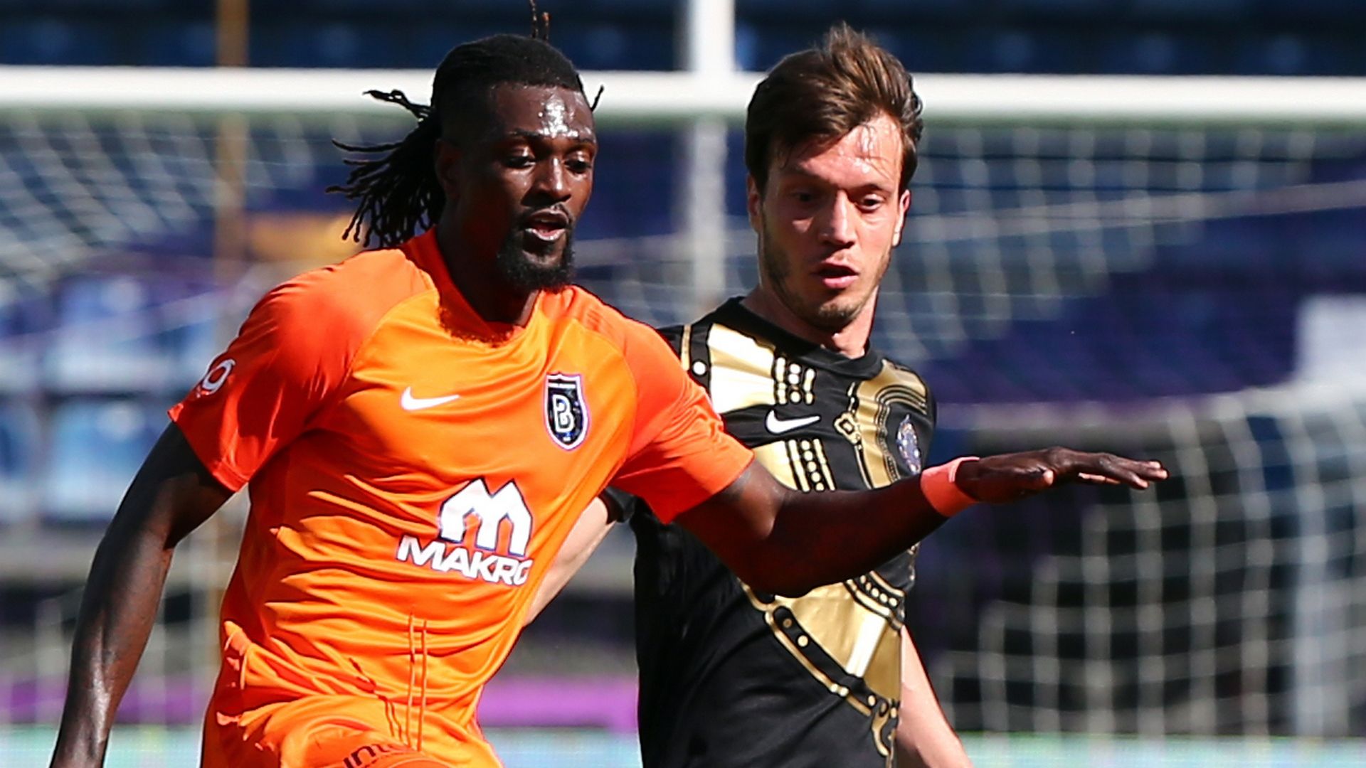 Emmanuel Adebayor Numan Curuksu Osmanlispor Basaksehir STSL 04292018