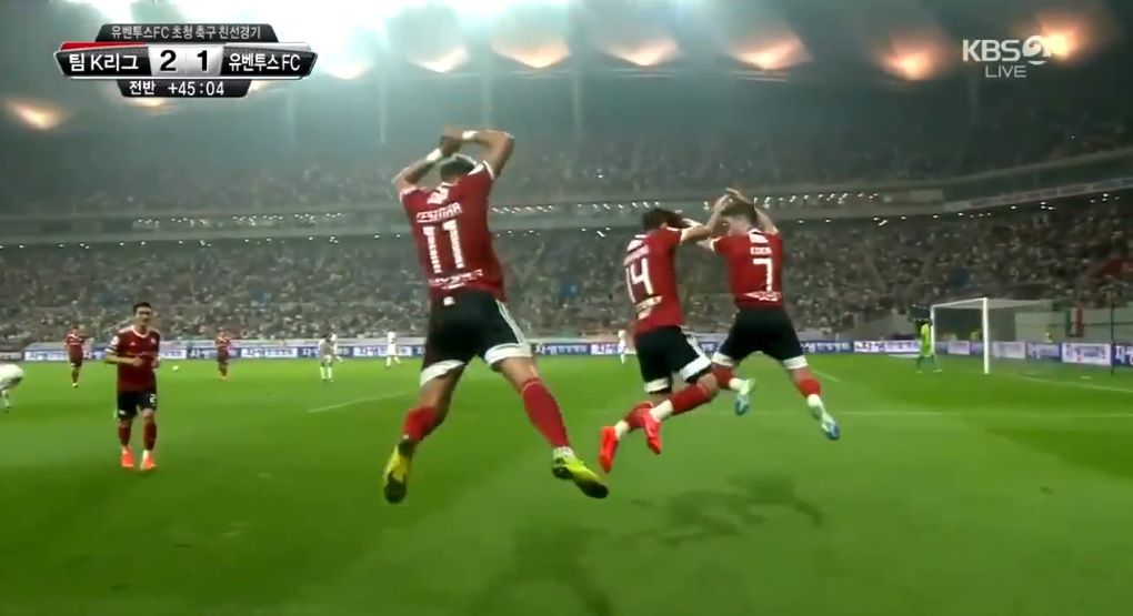 Jogadores comemoram imitando Cristiano Ronaldo em amistoso da Juventus