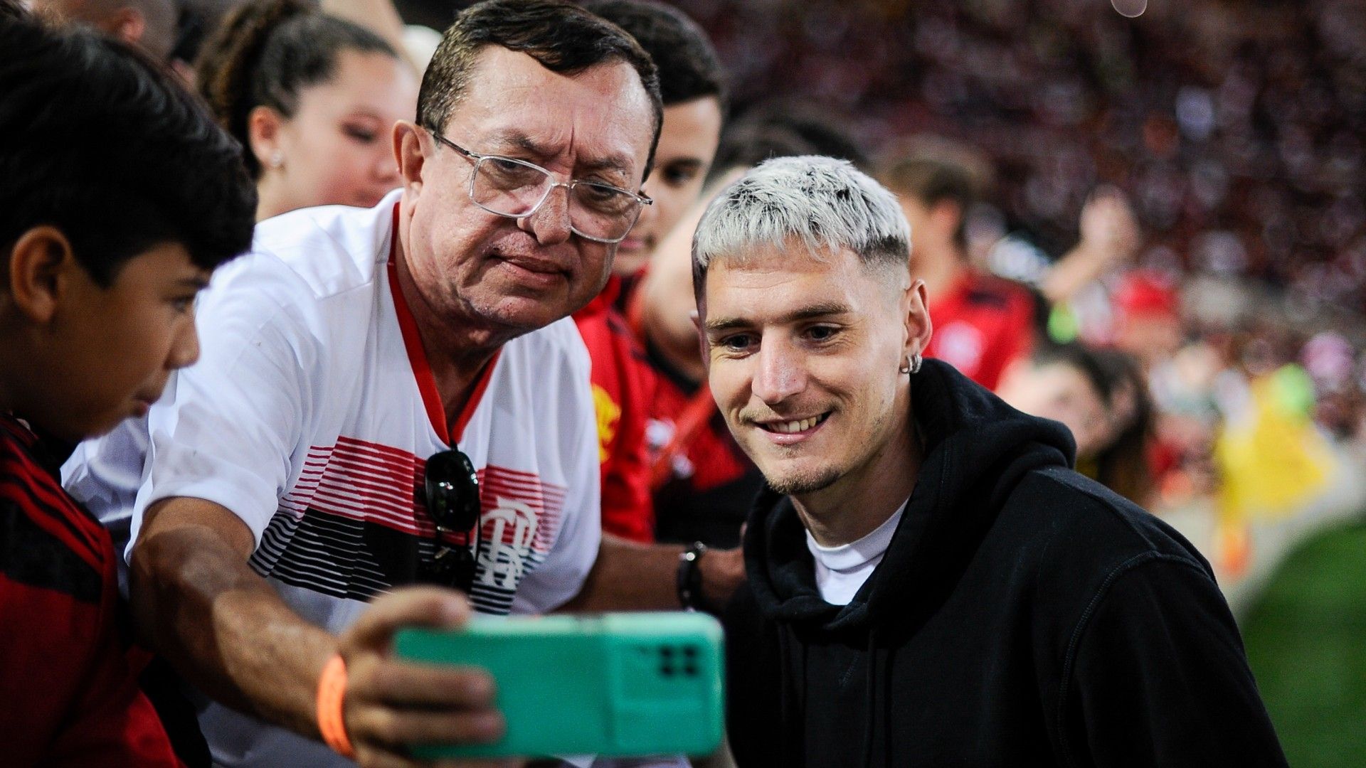 Guillermo Varela torcida Flamengo apresentação Maracanã 01 08 2022