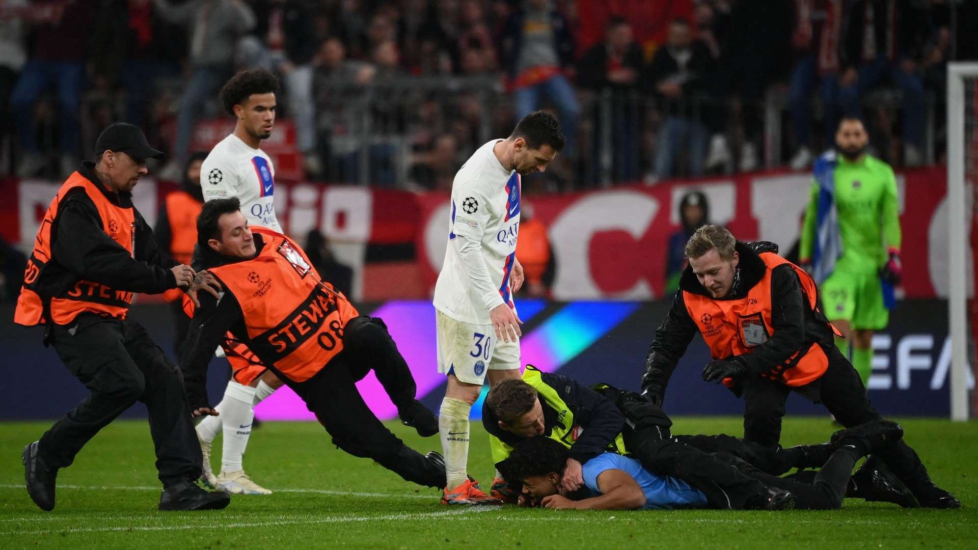 Lionel Messi PSG pitch invader vs Bayern 2022-23