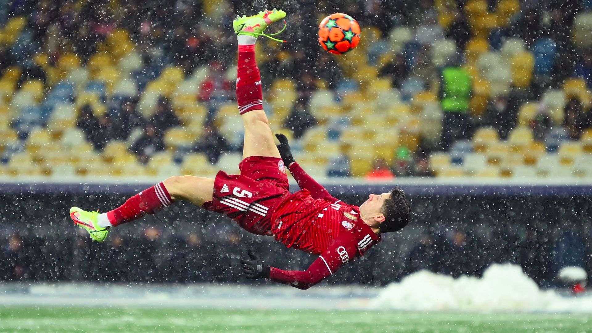 Lewandwoski marca en la Champions con el Bayern