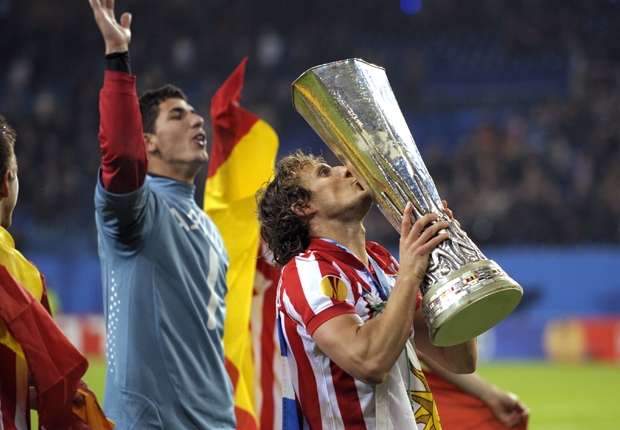 Forlan holds Europa League trophy in 2010