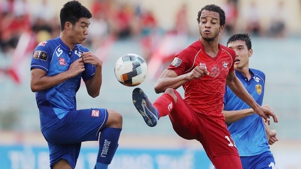 Trinh Van Ha vs Jeremie Lynch Quang Nam vs Hai Phong Round 16 V.League 2019