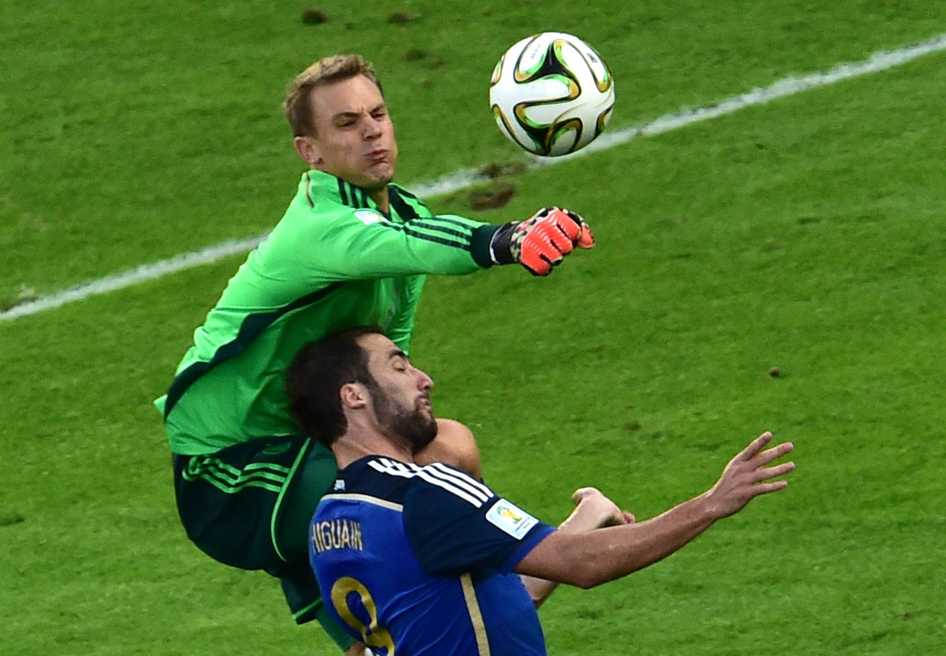 MANUEL NEUER GERMANY GONZALO HIGUAIN ARGENTINA 2014 WORLD CUP FINAL 07132014
