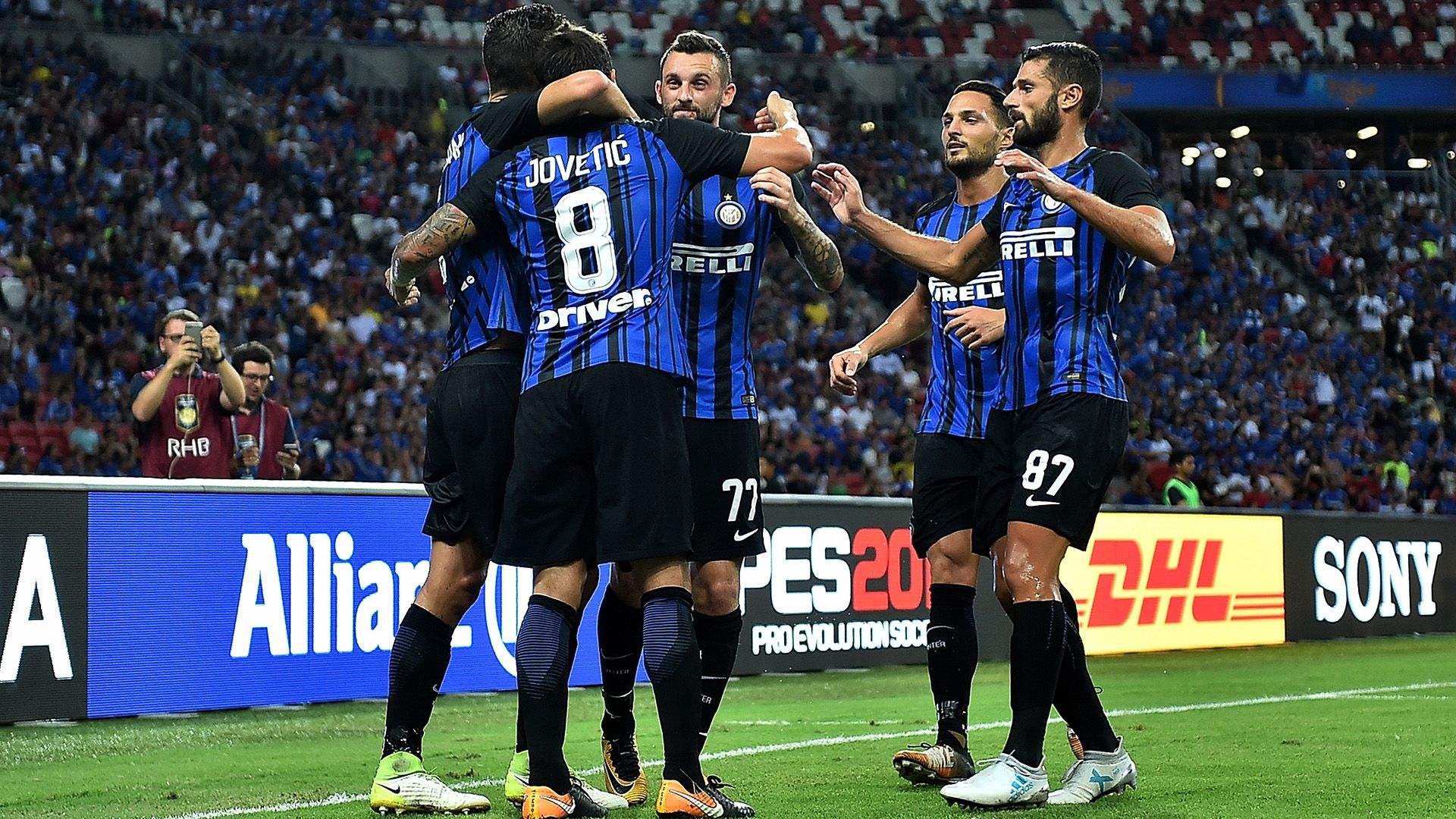 Inter celebrating