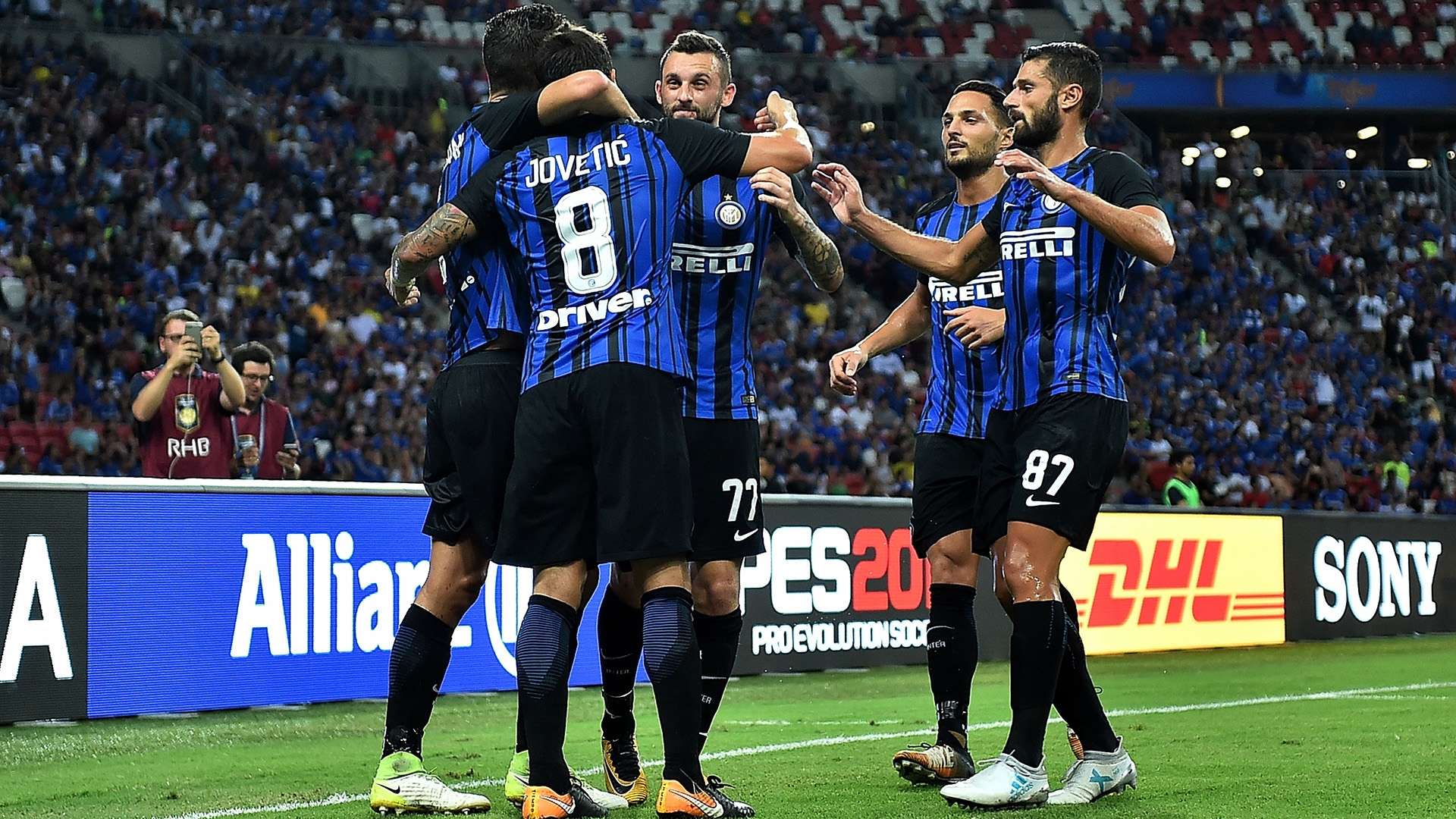 Inter celebrating