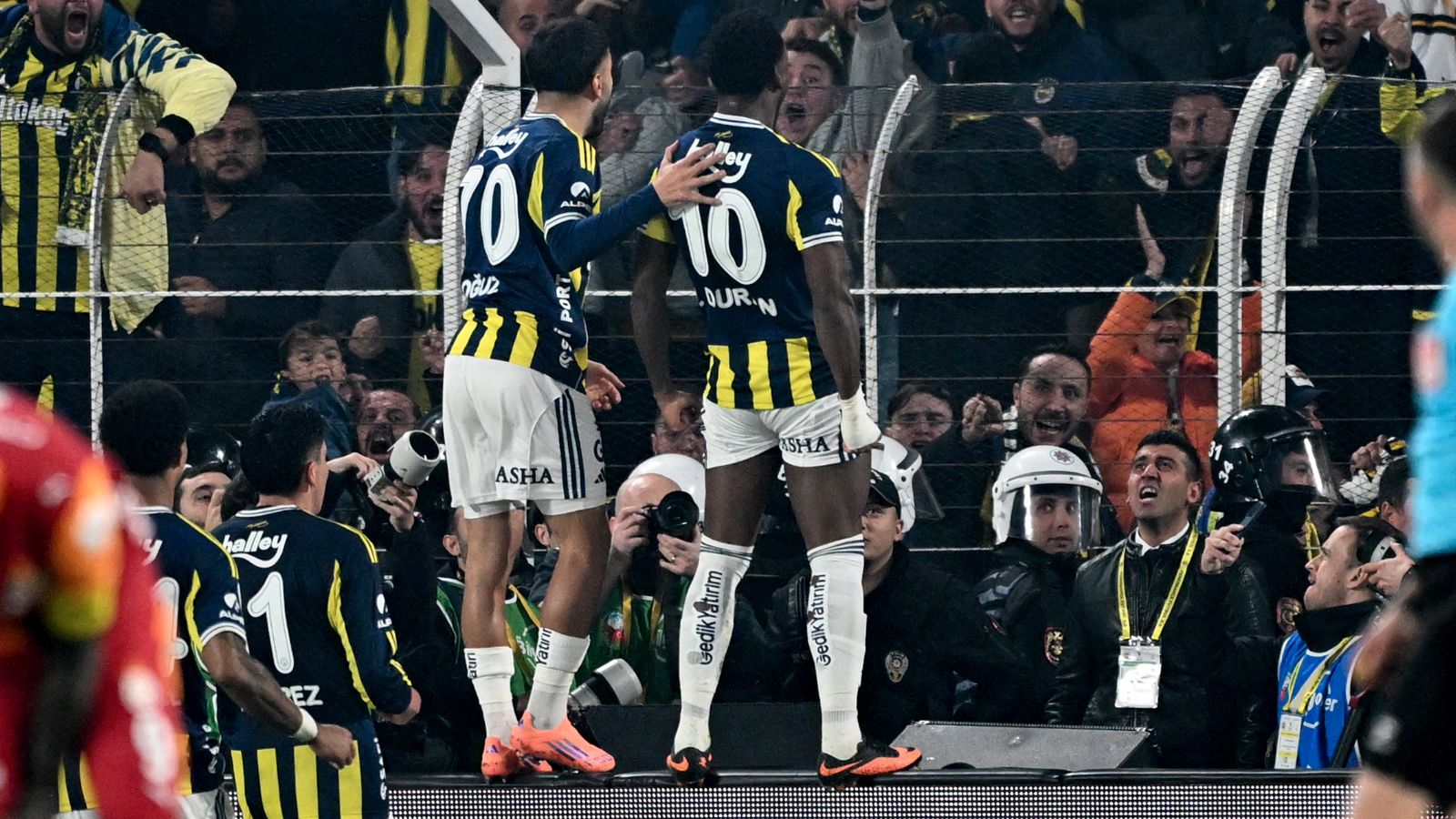 Jhon Duran bejubelt sein Tor