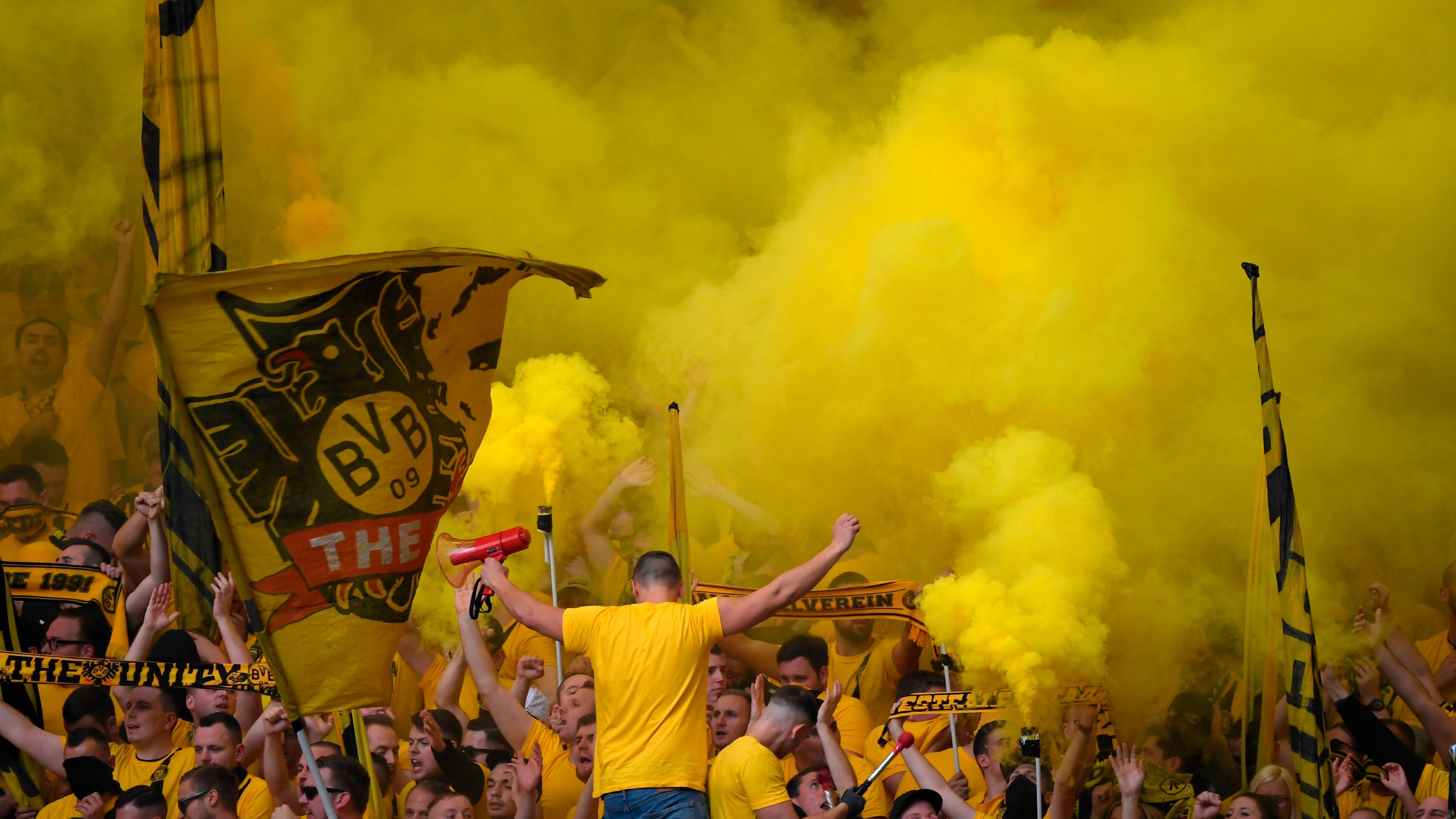 Borussia Dortmund fans v Schalke Revierderby