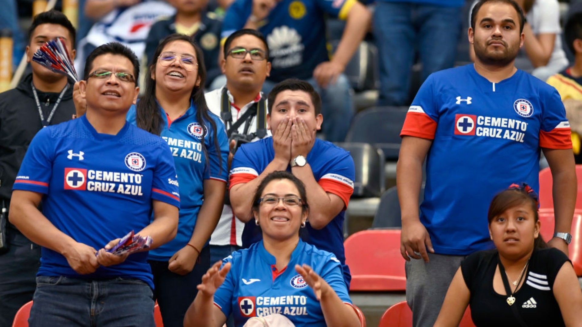 aficionados de cruz azul en el estadio azteca