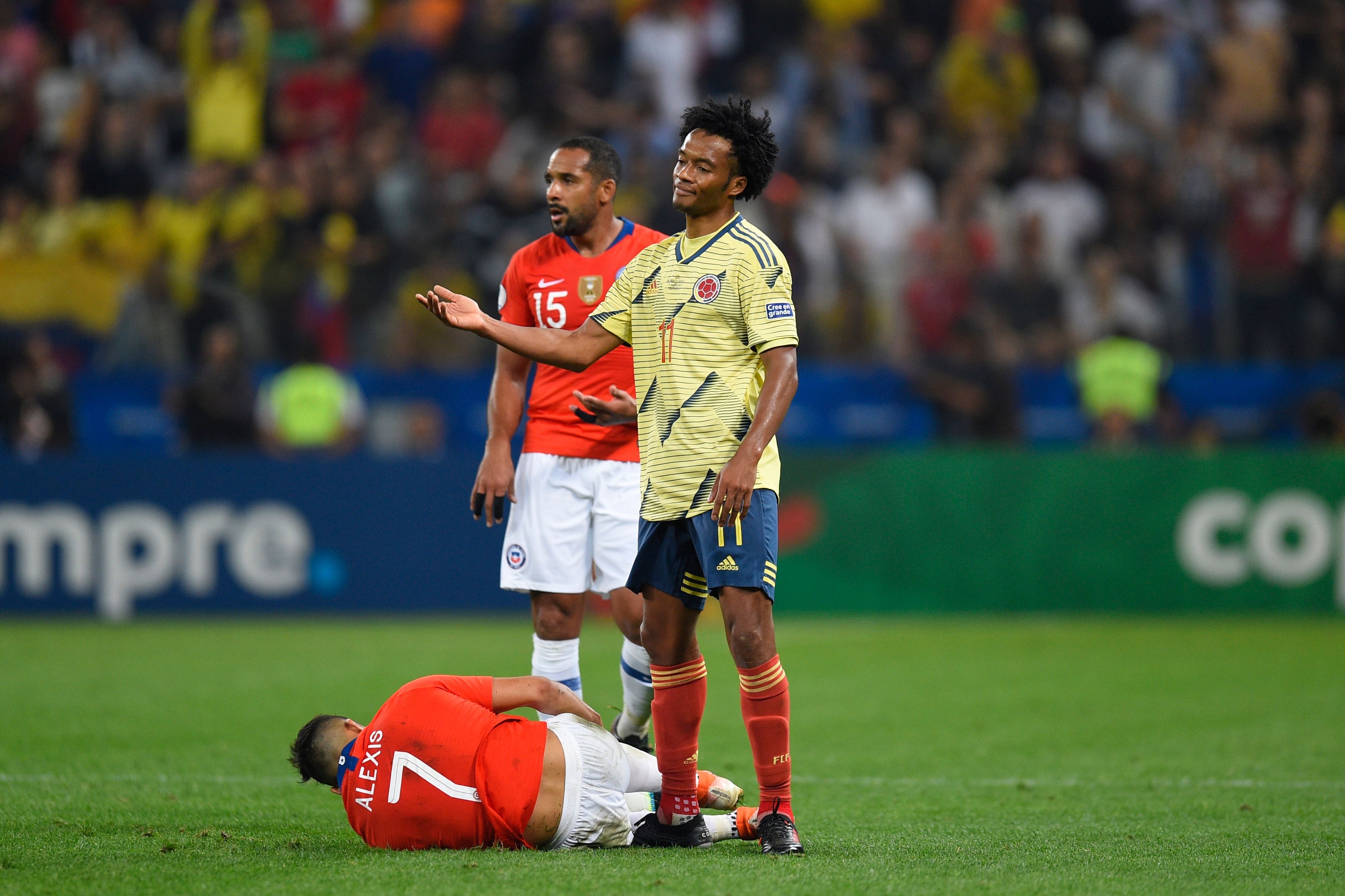Alexis Lesão Chile Colômbia