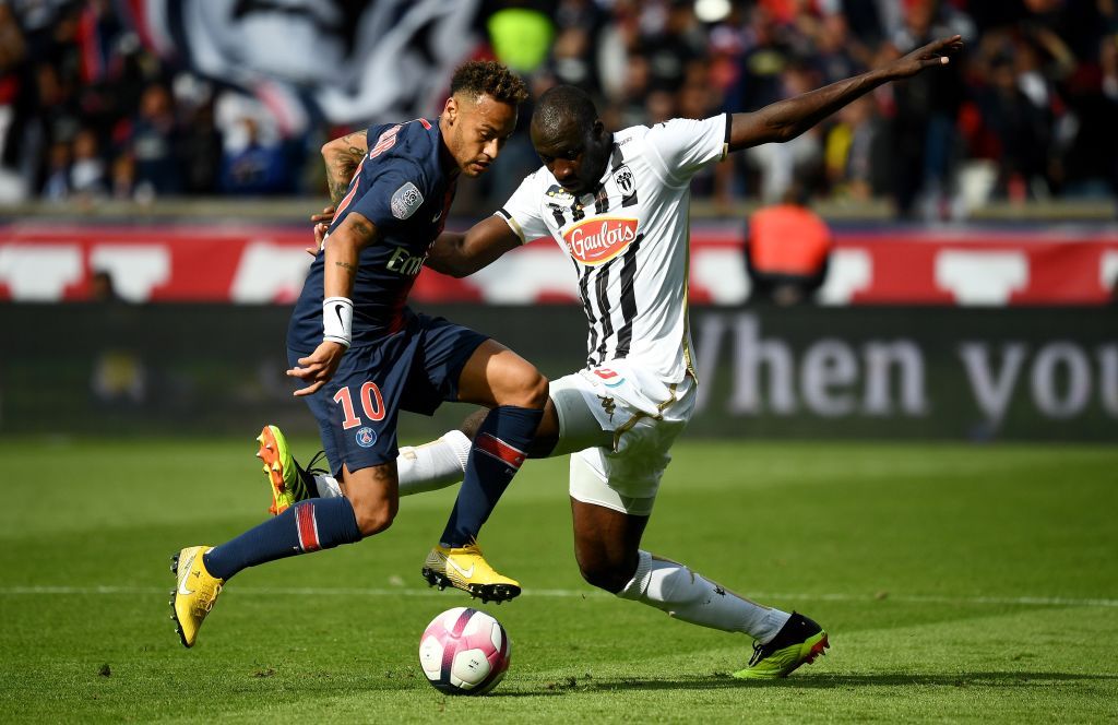 Neymar disputa bola no duelo entre PSG e Angiers