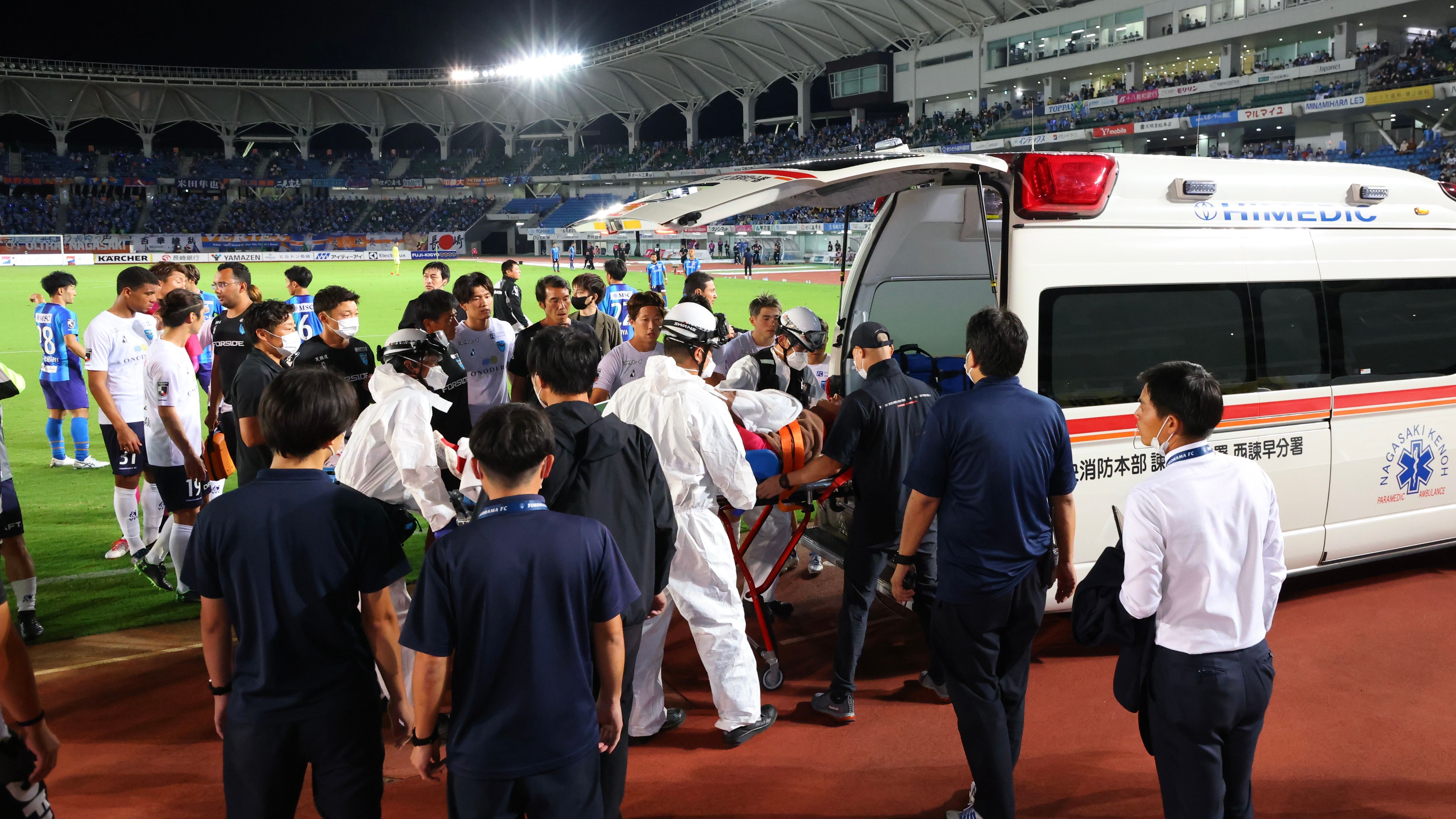 試合中に緊急搬送…横浜FC、GKブローダーセンの脳震盪を発表