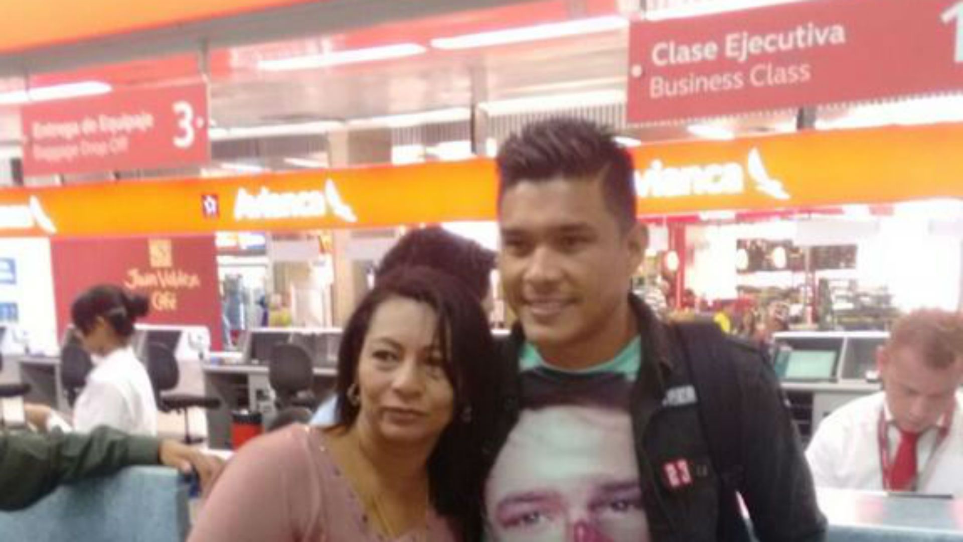 Teófilo Gutiérrez, en el aeropuerto de Bogotá, partiendo hacia Portugal para jugar en Sporting Lisboa