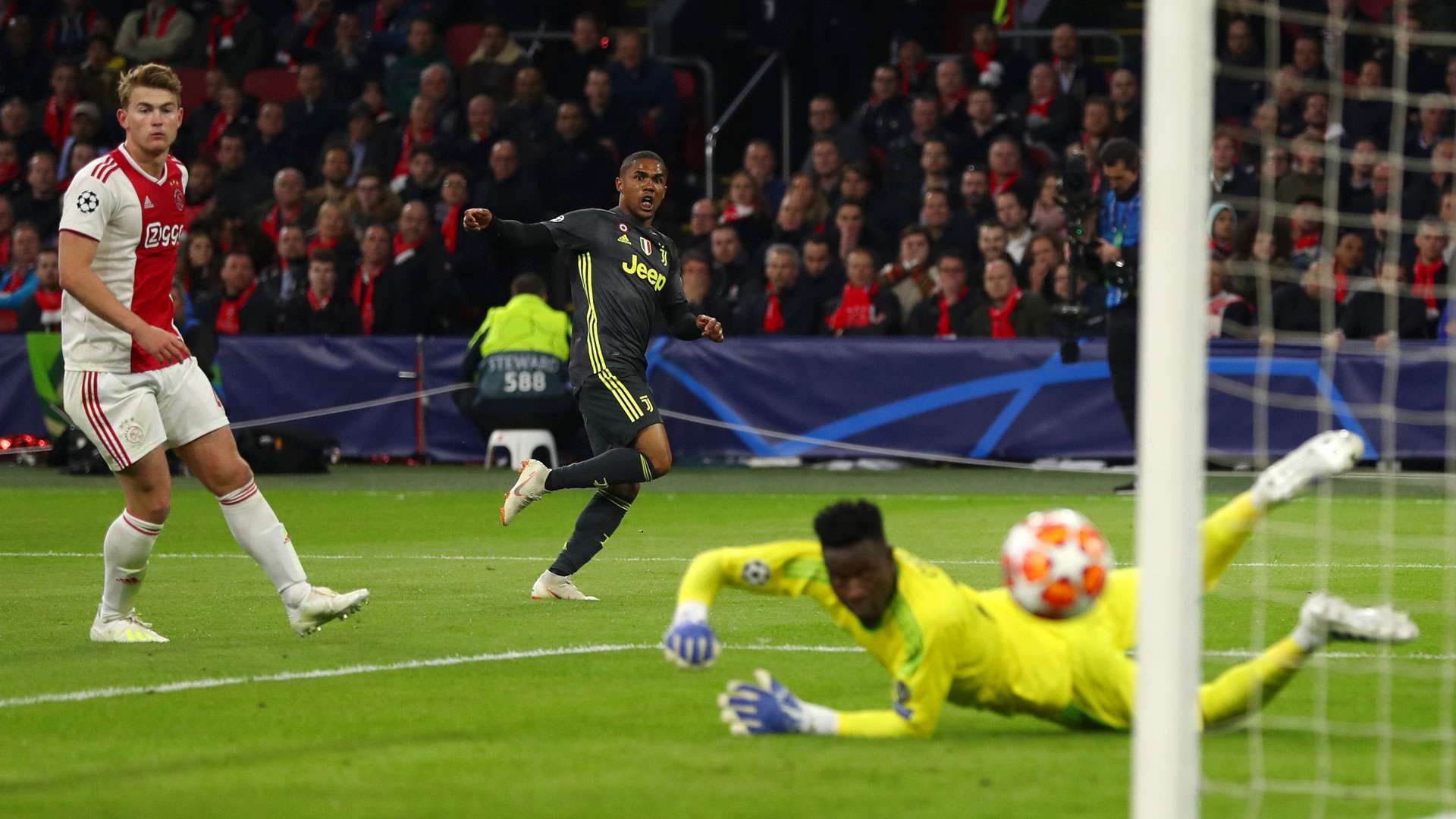 Douglas Costa Juventus Turin Champions League 10042019