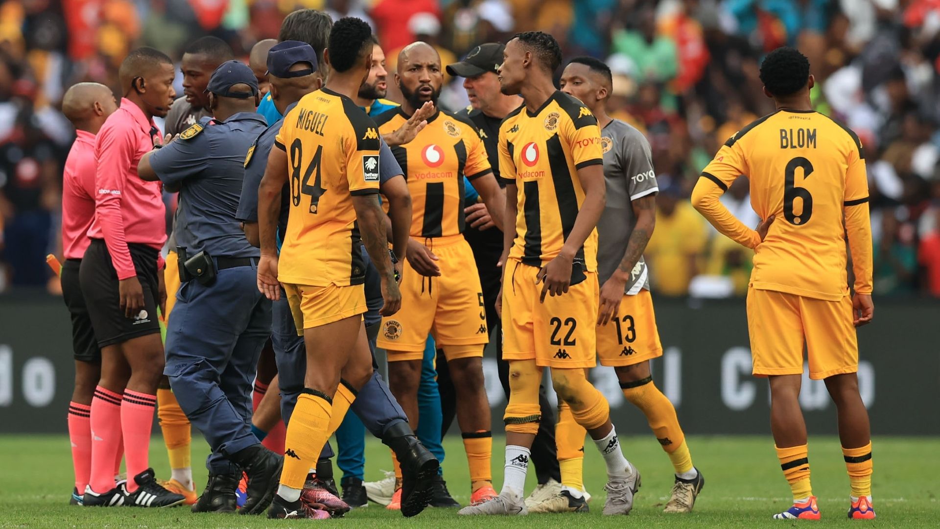 Orlando Pirates were correctly awarded a penalty against Kaizer Chiefs! Two  former Fifa referees agree with 'beautiful' Masixole Bambiso decision - 'In  rugby that is allowed but in football, you cannot use hands to hold  somebody' | Goal.com South Africa