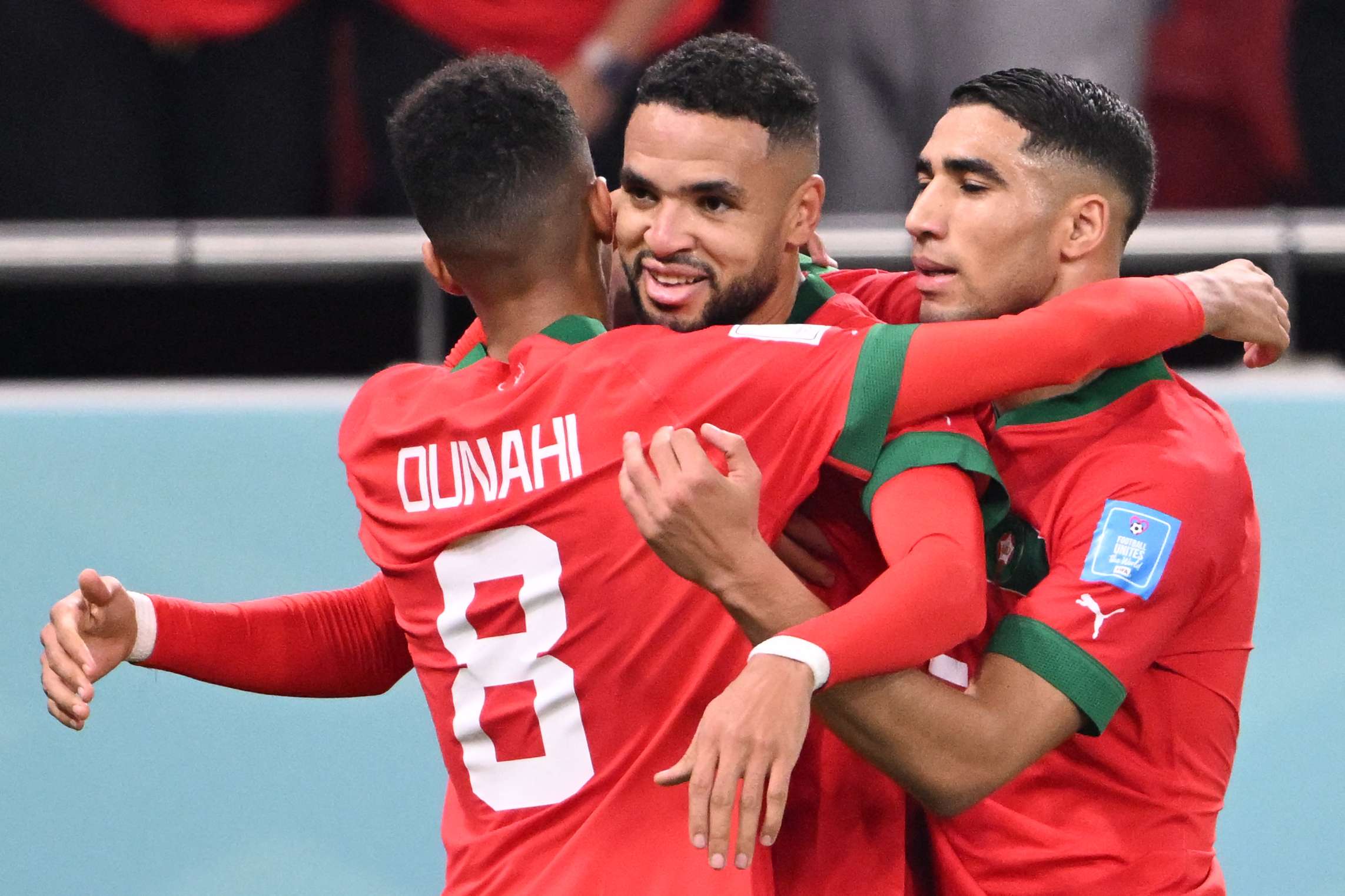 Azzedine Ounahi et Youssef Youssef En-Nesyri, tous les deux formés à l'Académie Mohamed VI, célèbrent le but du Maroc en quart de finale de la Coupe du monde contre le Portugal.